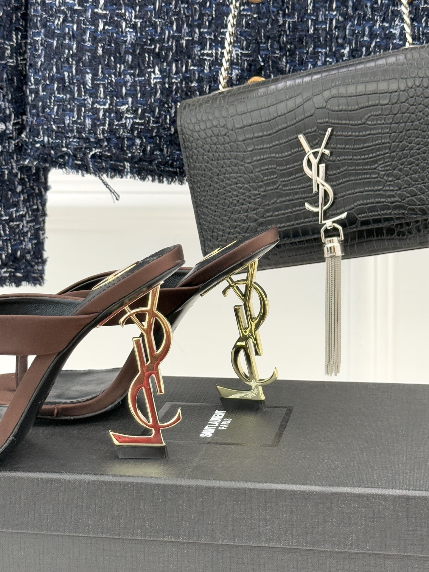 Saint Lauren*YSL圣罗兰26WF新品字母跟高跟夹脚人字拖鞋将法式慵懒与奢感利落融为一体。简