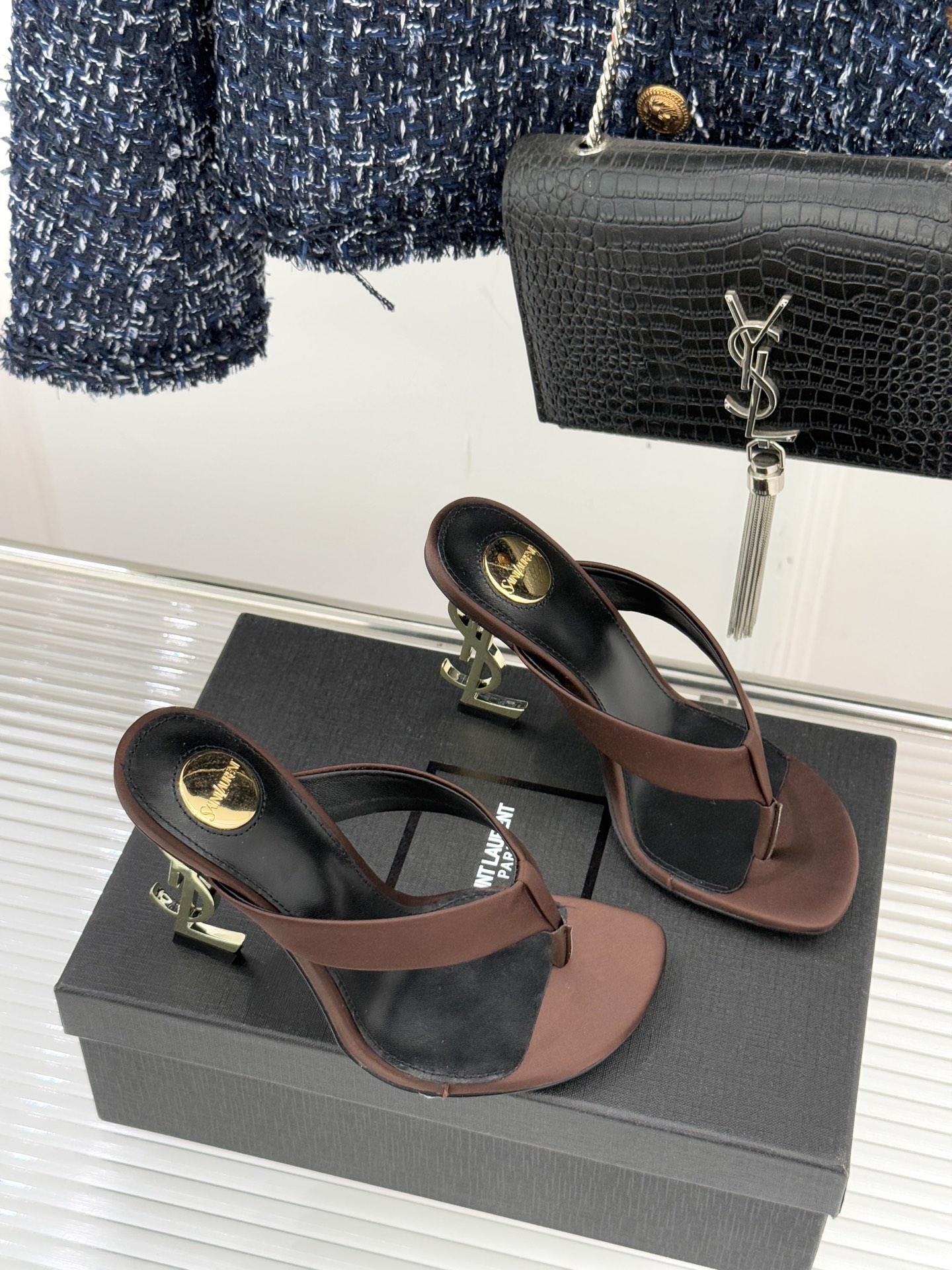 Saint Lauren*YSL圣罗兰26WF新品字母跟高跟夹脚人字拖鞋将法式慵懒与奢感利落融为一体。简
