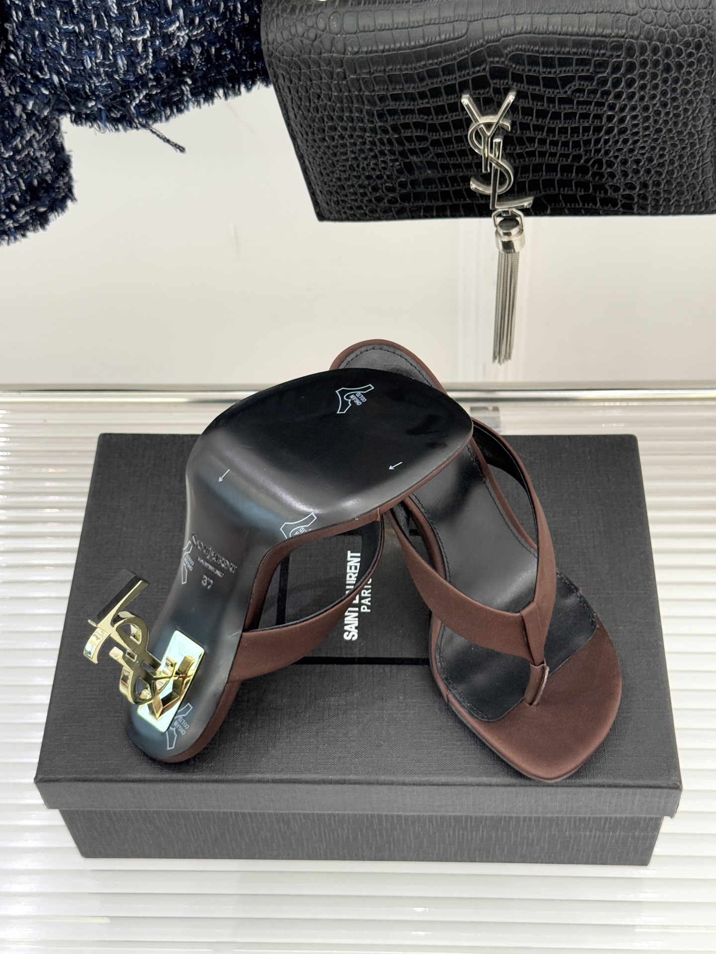 Saint Lauren*YSL圣罗兰26WF新品字母跟高跟夹脚人字拖鞋将法式慵懒与奢感利落融为一体。简