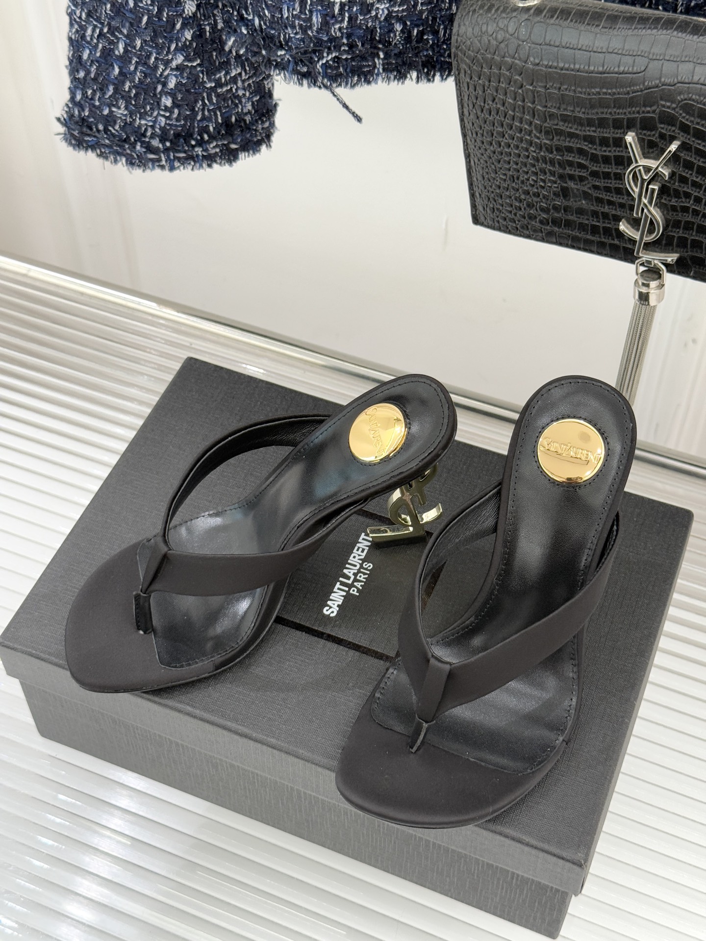 Saint Lauren*YSL圣罗兰26WF新品字母跟高跟夹脚人字拖鞋将法式慵懒与奢感利落融为一体。简