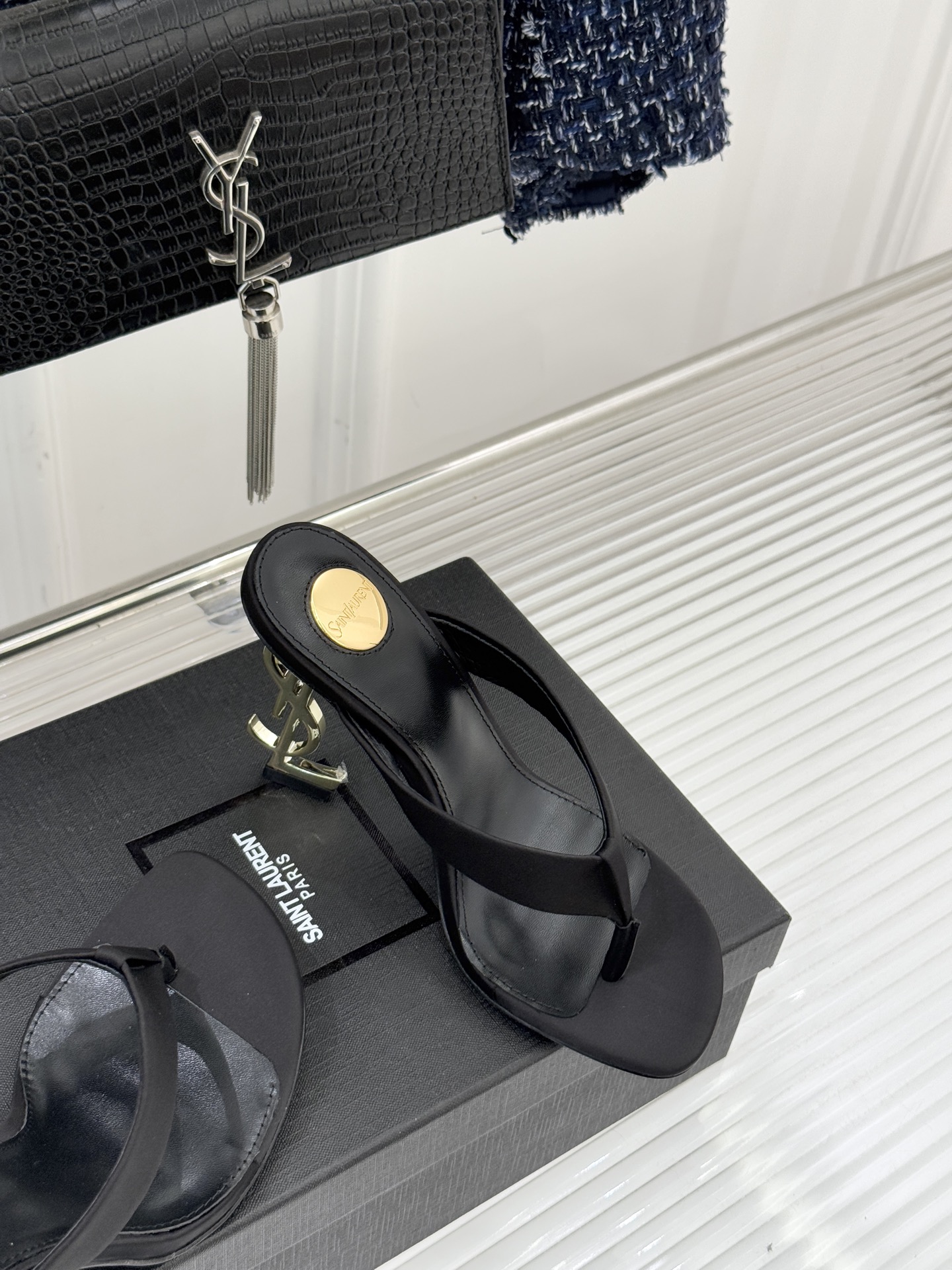 Saint Lauren*YSL圣罗兰26WF新品字母跟高跟夹脚人字拖鞋将法式慵懒与奢感利落融为一体。简