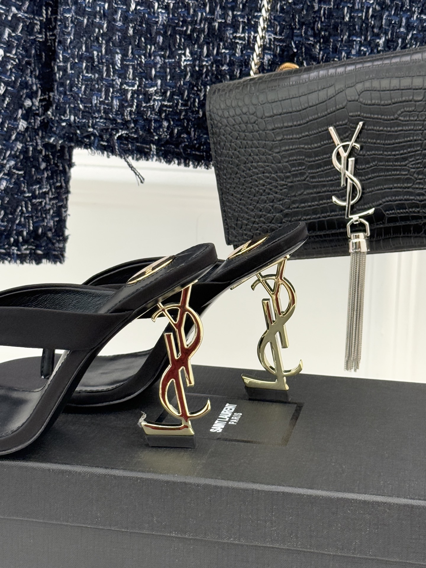 Saint Lauren*YSL圣罗兰26WF新品字母跟高跟夹脚人字拖鞋将法式慵懒与奢感利落融为一体。简