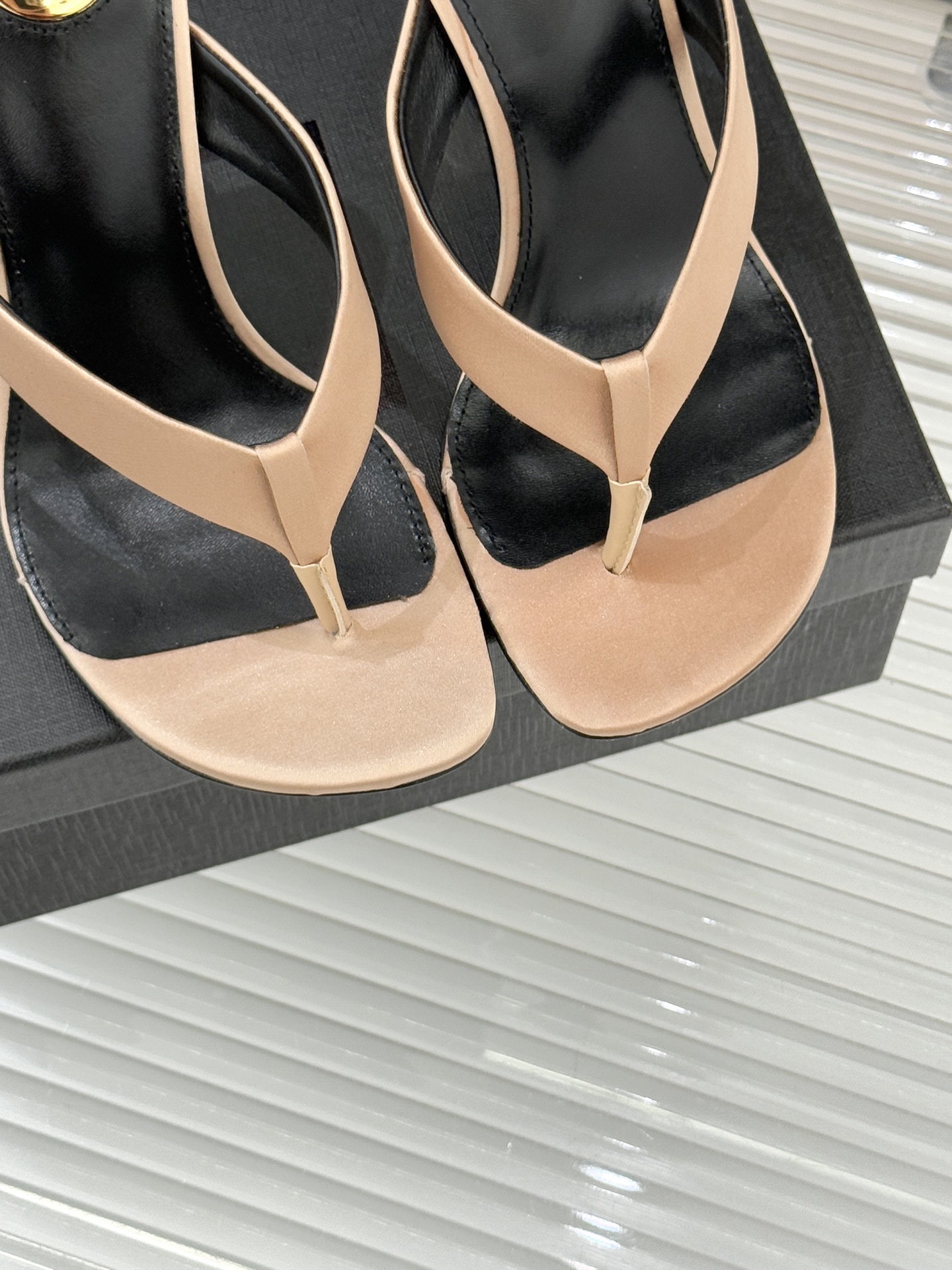 Saint Lauren*YSL圣罗兰26WF新品字母跟高跟夹脚人字拖鞋将法式慵懒与奢感利落融为一体。简