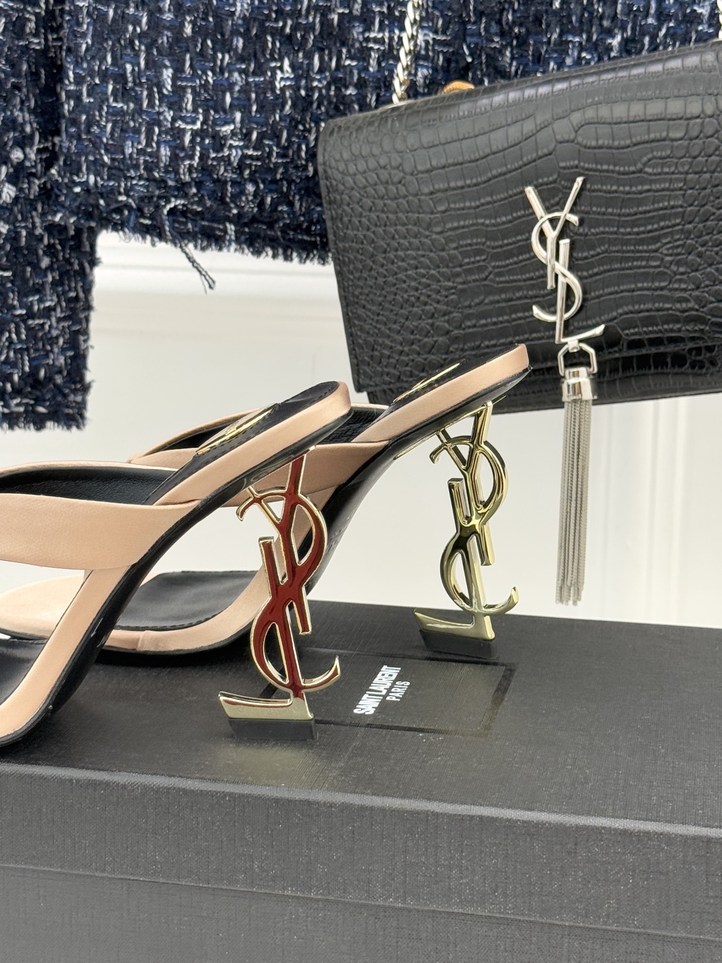 Saint Lauren*YSL圣罗兰26WF新品字母跟高跟夹脚人字拖鞋将法式慵懒与奢感利落融为一体。简