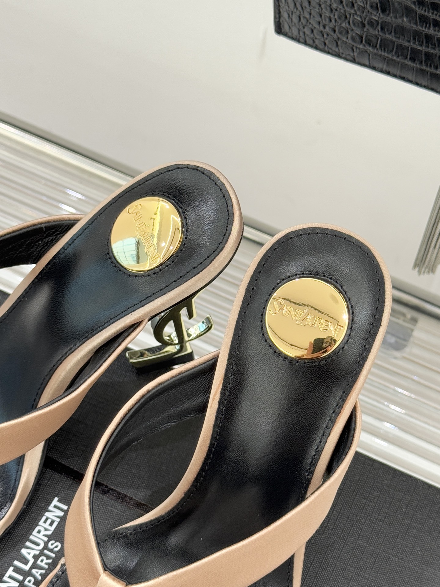 Saint Lauren*YSL圣罗兰26WF新品字母跟高跟夹脚人字拖鞋将法式慵懒与奢感利落融为一体。简