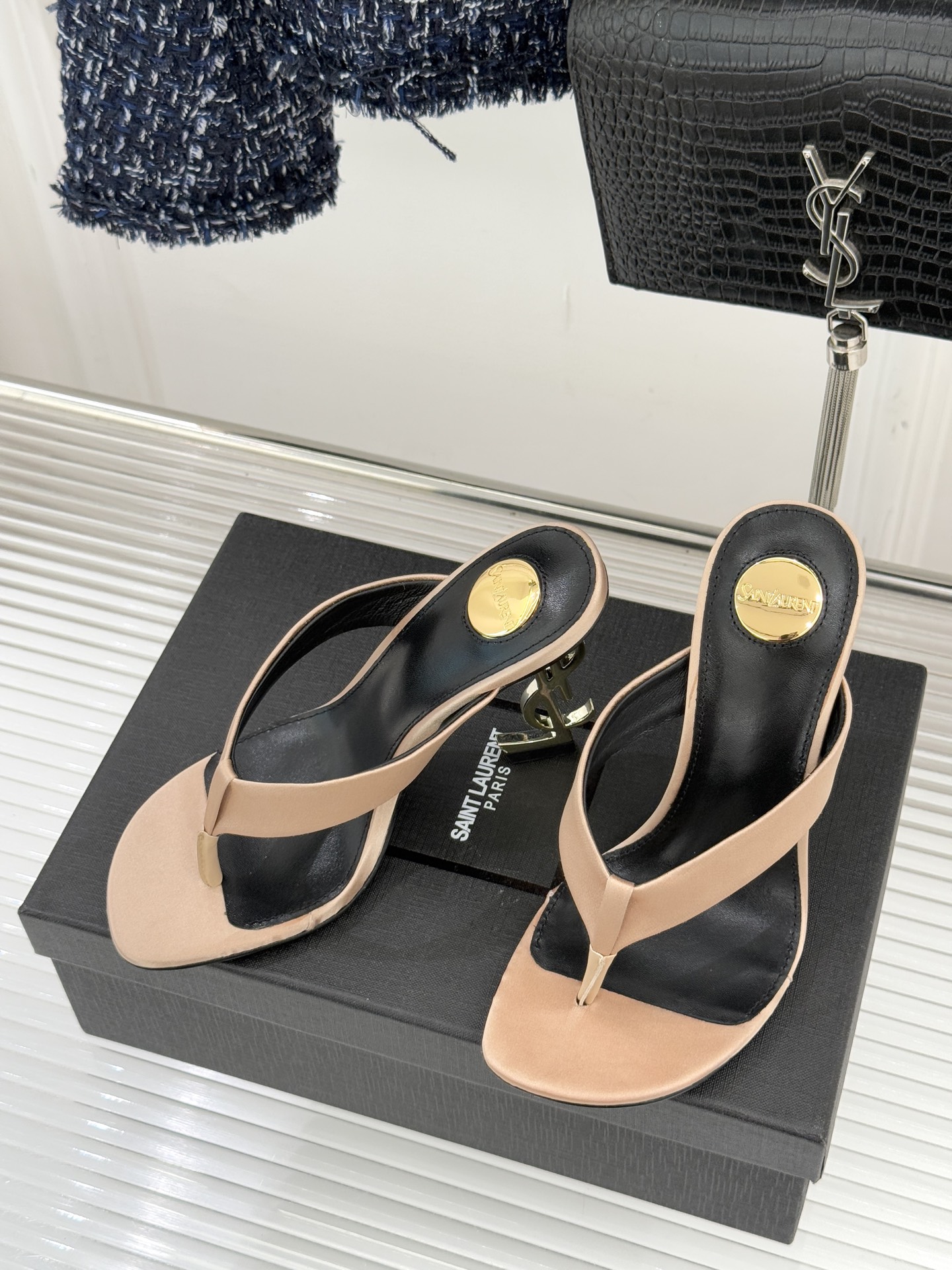 Saint Lauren*YSL圣罗兰26WF新品字母跟高跟夹脚人字拖鞋将法式慵懒与奢感利落融为一体。简
