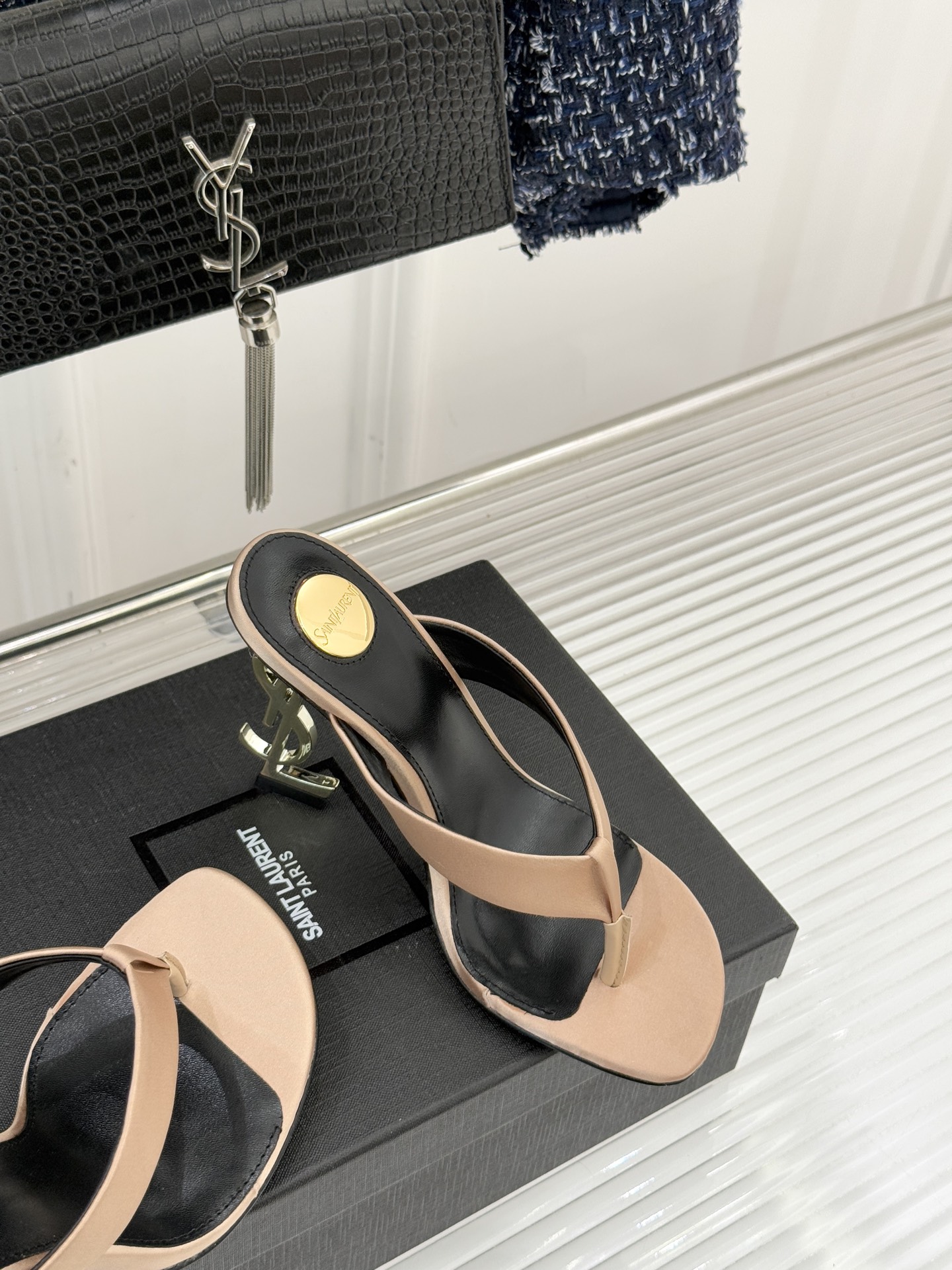 Saint Lauren*YSL圣罗兰26WF新品字母跟高跟夹脚人字拖鞋将法式慵懒与奢感利落融为一体。简