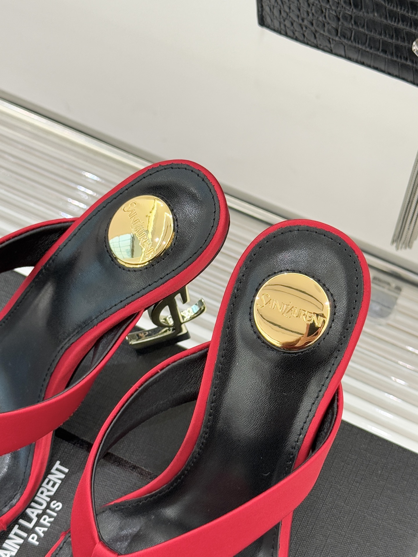 Saint Lauren*YSL圣罗兰26WF新品字母跟高跟夹脚人字拖鞋将法式慵懒与奢感利落融为一体。简