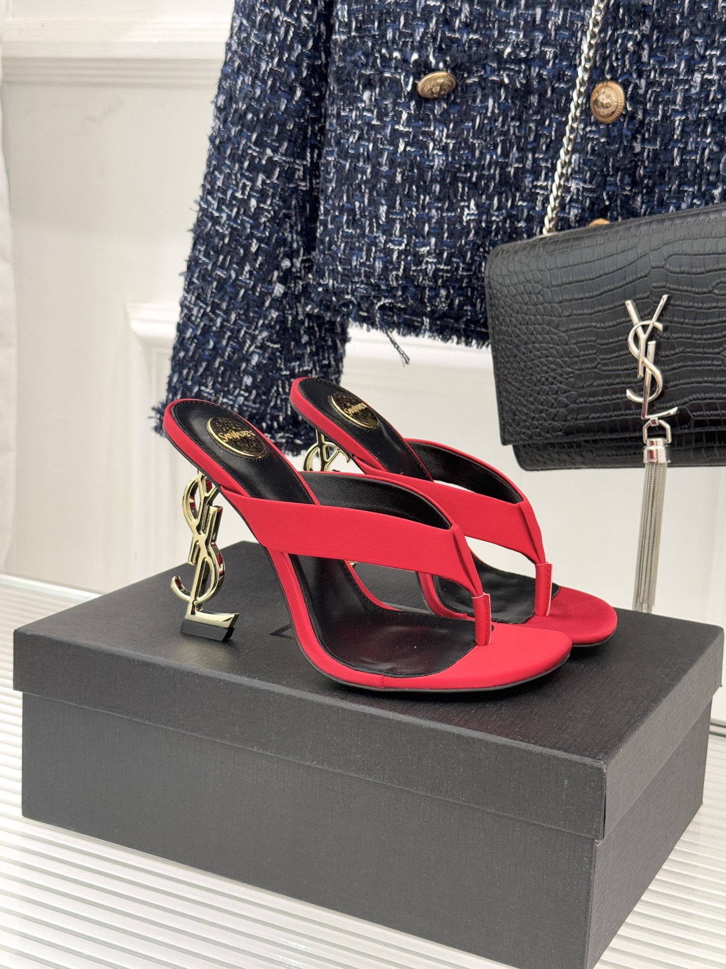 Saint Lauren*YSL圣罗兰26WF新品字母跟高跟夹脚人字拖鞋将法式慵懒与奢感利落融为一体。简