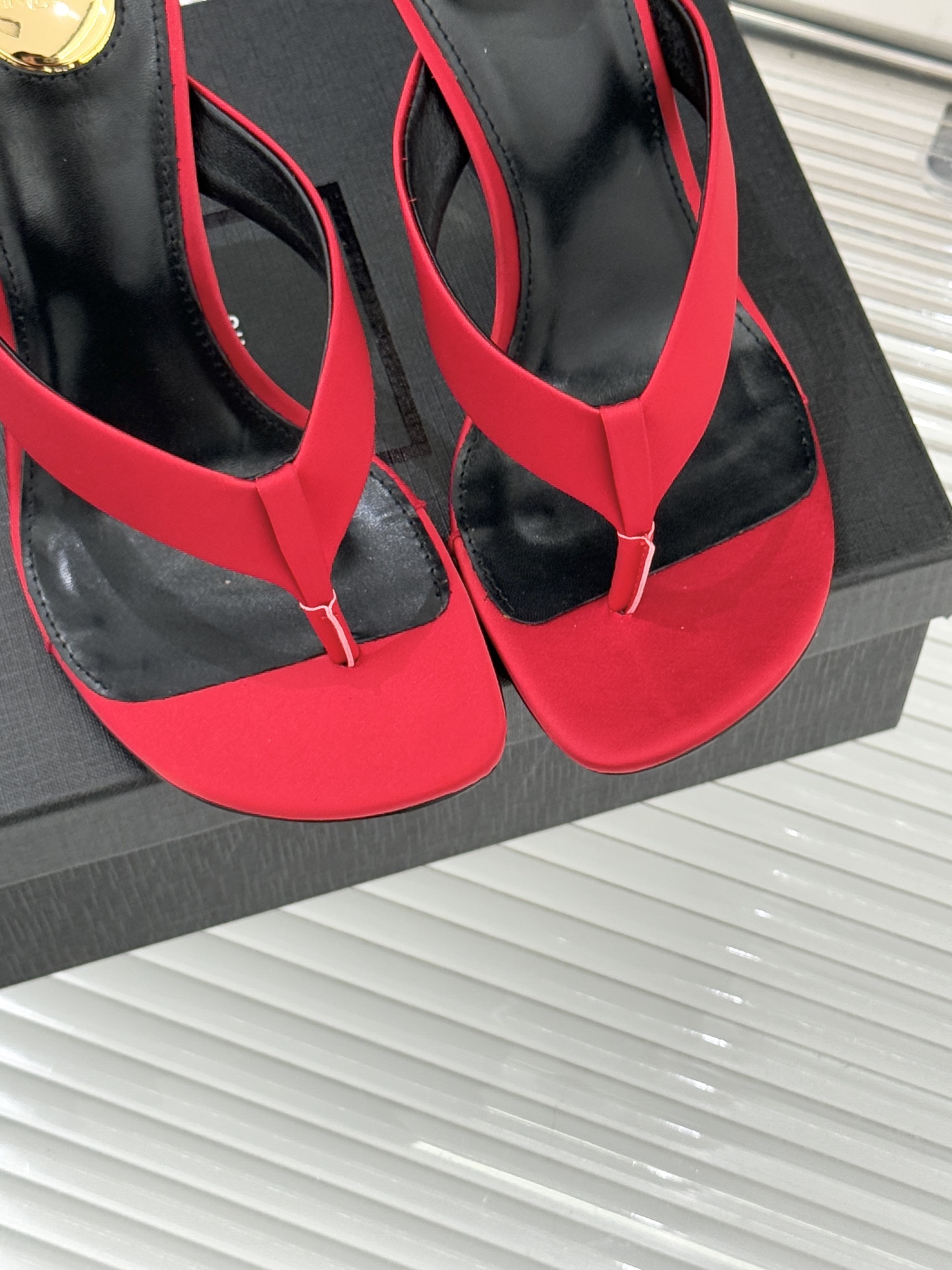 Saint Lauren*YSL圣罗兰26WF新品字母跟高跟夹脚人字拖鞋将法式慵懒与奢感利落融为一体。简