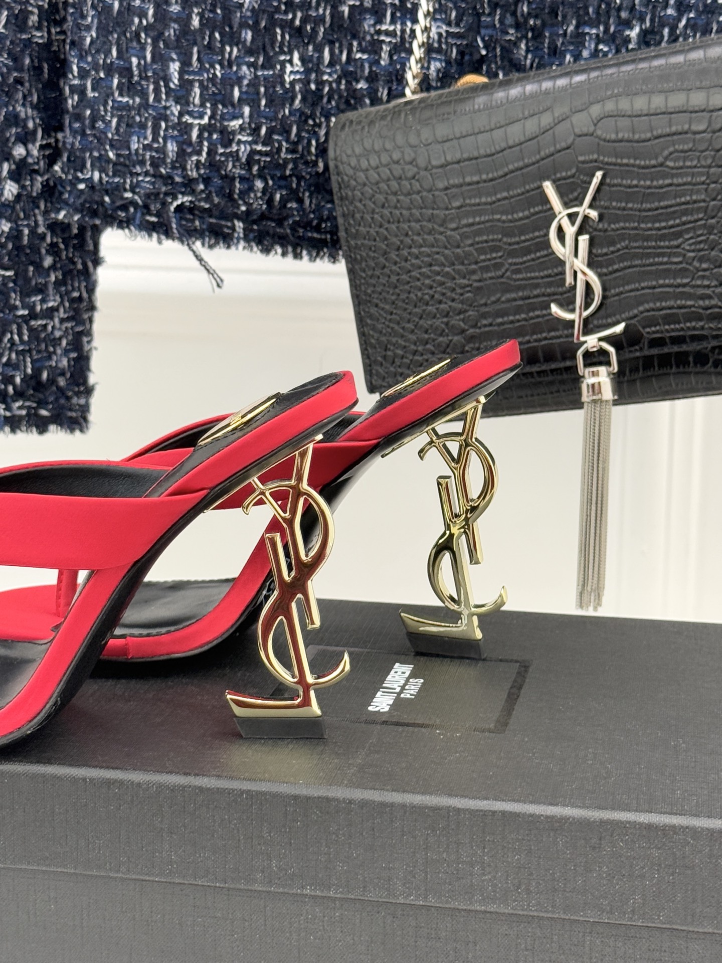Saint Lauren*YSL圣罗兰26WF新品字母跟高跟夹脚人字拖鞋将法式慵懒与奢感利落融为一体。简