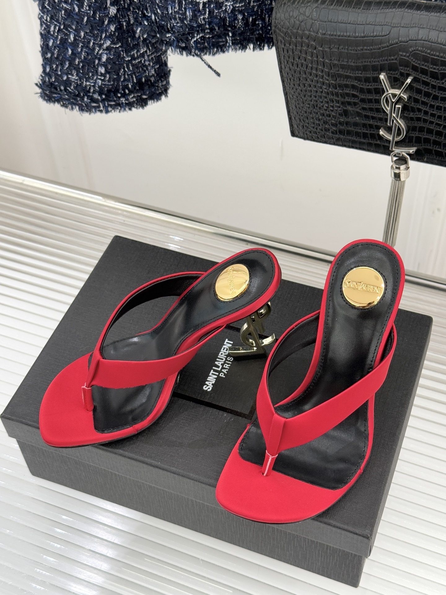 Saint Lauren*YSL圣罗兰26WF新品字母跟高跟夹脚人字拖鞋将法式慵懒与奢感利落融为一体。简