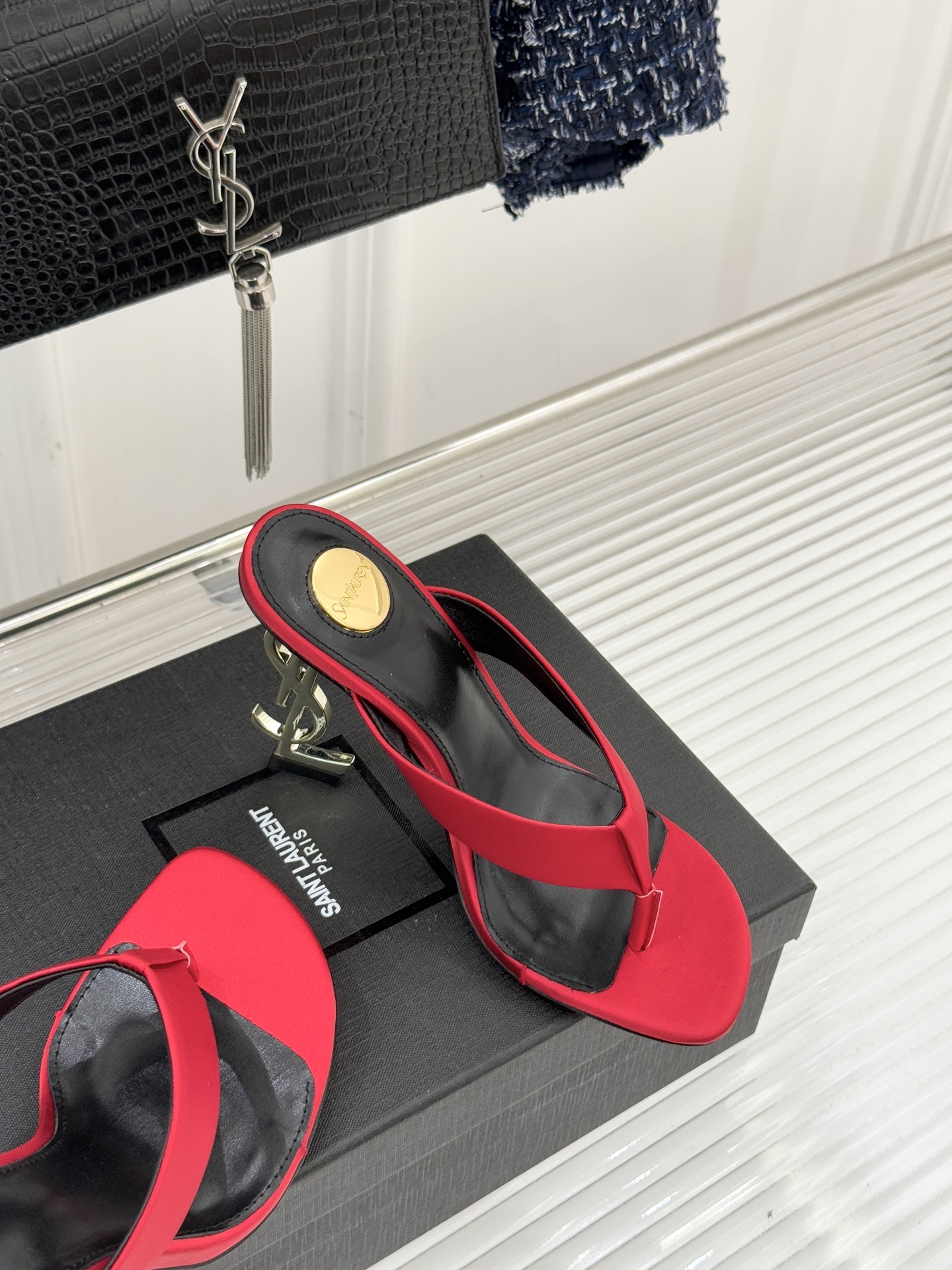 Saint Lauren*YSL圣罗兰26WF新品字母跟高跟夹脚人字拖鞋将法式慵懒与奢感利落融为一体。简