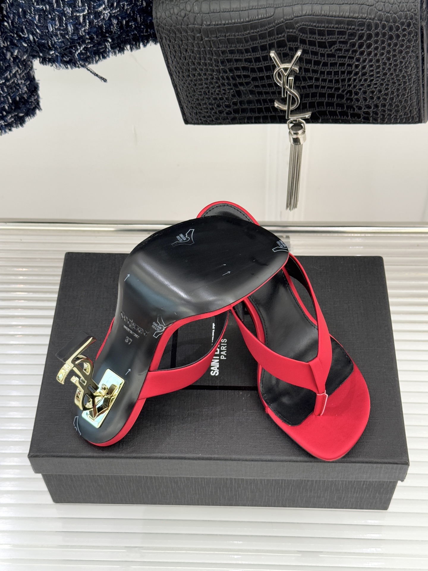 Saint Lauren*YSL圣罗兰26WF新品字母跟高跟夹脚人字拖鞋将法式慵懒与奢感利落融为一体。简