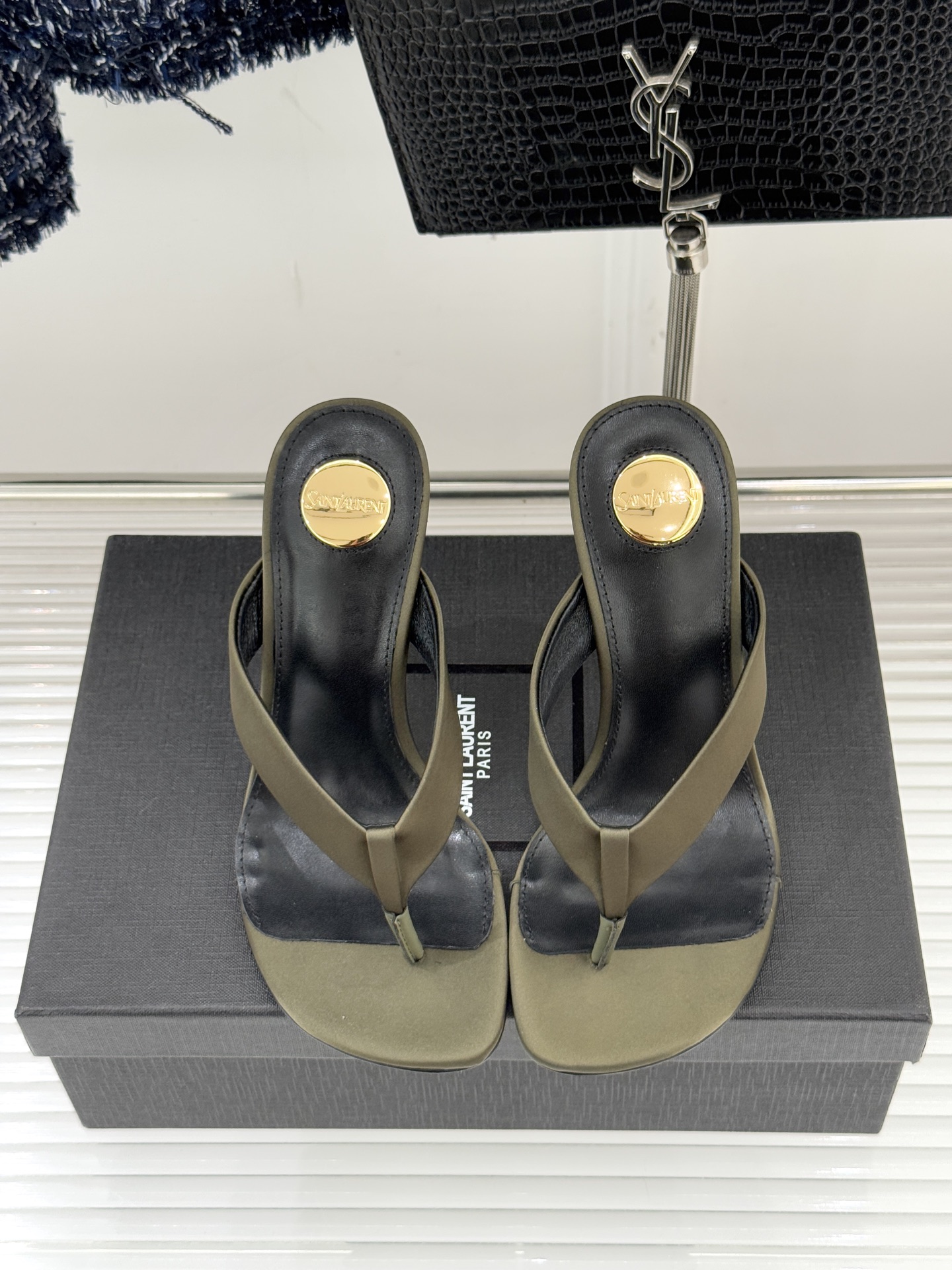 Saint Lauren*YSL圣罗兰26WF新品字母跟高跟夹脚人字拖鞋将法式慵懒与奢感利落融为一体。简