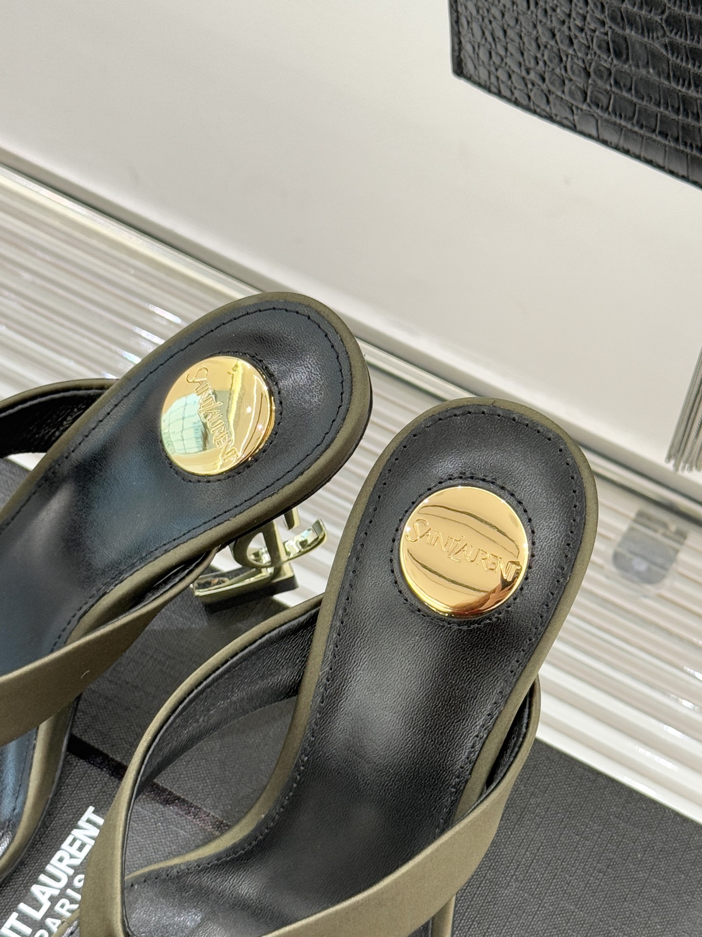 Saint Lauren*YSL圣罗兰26WF新品字母跟高跟夹脚人字拖鞋将法式慵懒与奢感利落融为一体。简