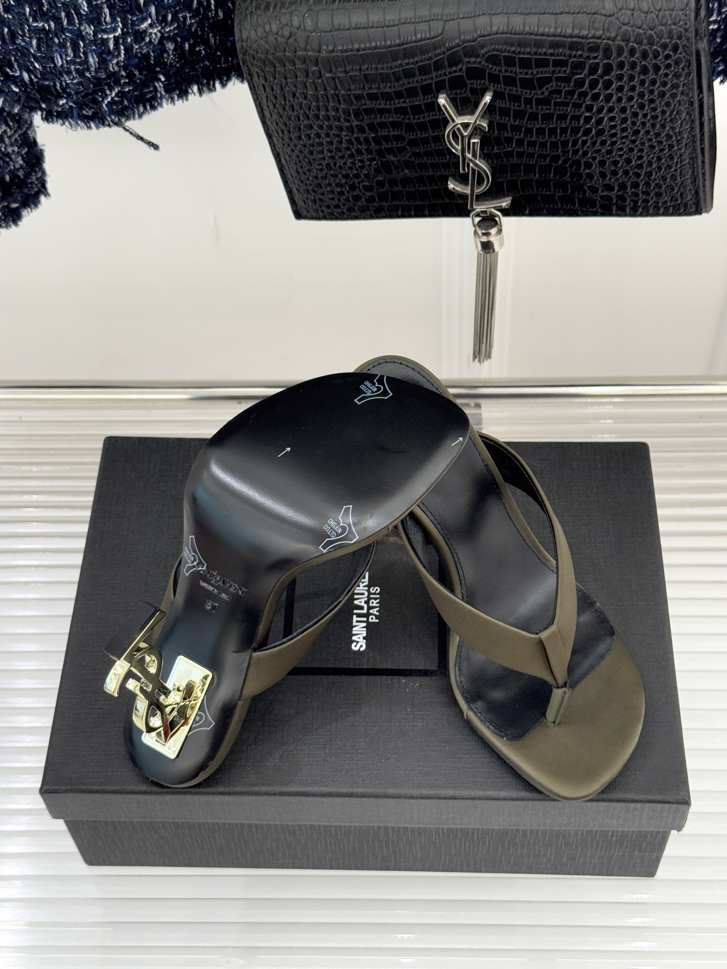 Saint Lauren*YSL圣罗兰26WF新品字母跟高跟夹脚人字拖鞋将法式慵懒与奢感利落融为一体。简