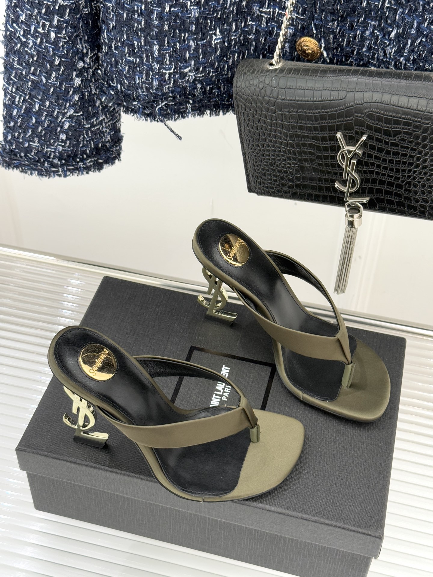 Saint Lauren*YSL圣罗兰26WF新品字母跟高跟夹脚人字拖鞋将法式慵懒与奢感利落融为一体。简