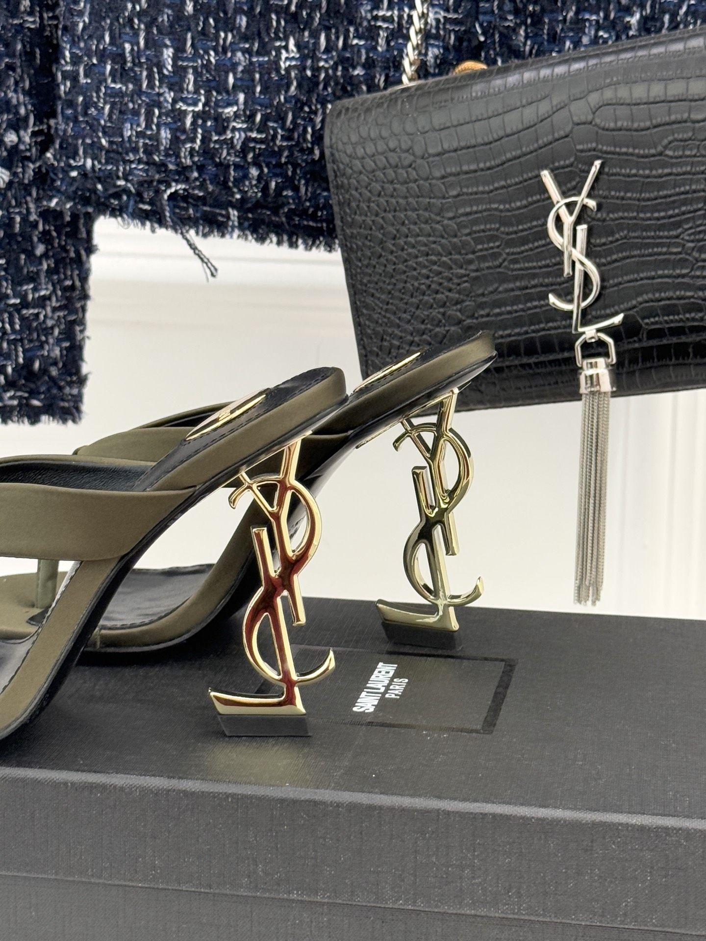 Saint Lauren*YSL圣罗兰26WF新品字母跟高跟夹脚人字拖鞋将法式慵懒与奢感利落融为一体。简