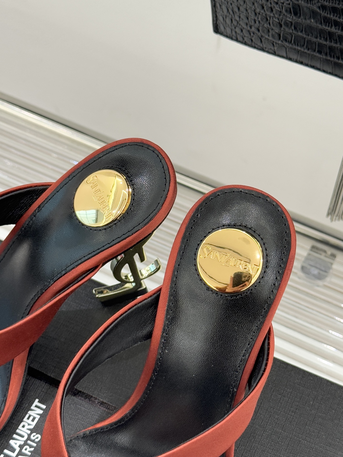 Saint Lauren*YSL圣罗兰26WF新品字母跟高跟夹脚人字拖鞋将法式慵懒与奢感利落融为一体。简