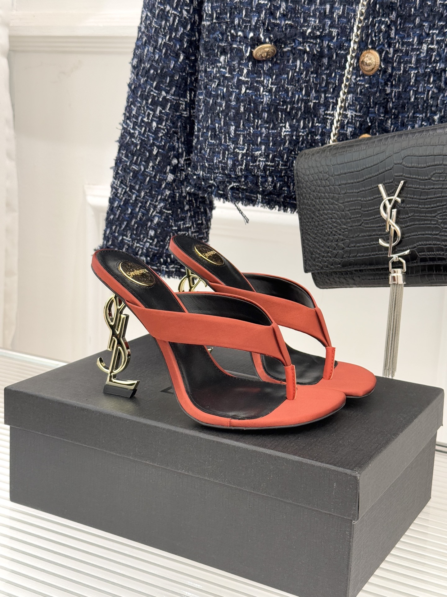 NO:721440,Saint Lauren*YSL Saint Laurent 26WF new product letter heel high heel flip-flops combine French laziness and luxury. The simple flip-flop version is matched with the iconic metal letter heel. It is low-key and self-recognizable, revealing a high-end aura. Selected fine leather, soft and fit to the foot. The toe is humanized and polished, and it will not wear the foot for a long time. The neat shoe shape modifies the foot shape and elongates the leg line.  It can be used for daily outings, vacations, and social occasions. No need to deliberately match it, just wear jeans, dresses, and skirts to instantly unlock the sense of relaxation and luxury. This is a pair of light and luxurious flip-flops that can support all summer looks. Step on the coolness and elegance of YSL and wear it for daily use. The fabric is made of original custom silk, the inner feet are all sheepskin, and the cowhide outsole imported from Italy  size35-39 (customized 34/40/41), split toe shoes, high heels, saint laurent, saint laurent, saint laurent, high heels, slippers, skirts, jeans, cowhide, sheepskin, real silk19860909Saint Lauren*YSL圣罗兰26WF新品 字母跟高跟夹脚人字拖鞋 将法式慵懒与奢感利落融为一体. 简约夹脚版型搭配标志性金属字母跟 低调中自带辨识度 流露高级气场. 精选细腻皮革 柔软贴合脚面 夹趾处人性化打磨,久穿不磨脚 利落鞋型修饰脚型、拉长腿部线条 日常出街、度假、社交场合皆可驾驭. 无需刻意搭配,牛仔裤、连衣裙 半身裙随手一穿,即刻解锁松弛高级感. 这是一双能撑起夏日所有造型的轻奢人字拖 把YSL的酷飒与优雅 踩在脚下 穿成日常. 面料采用原版定制真丝 内里垫脚均为羊皮 意大利进口牛皮大底 size35-39（34/40/41定制）,分趾鞋高跟鞋,saint laurent,saint laurent,saint laurent,high heels,slippers,skirts,jeans,cowhide,sheepskin,real silk,Women's Shoes