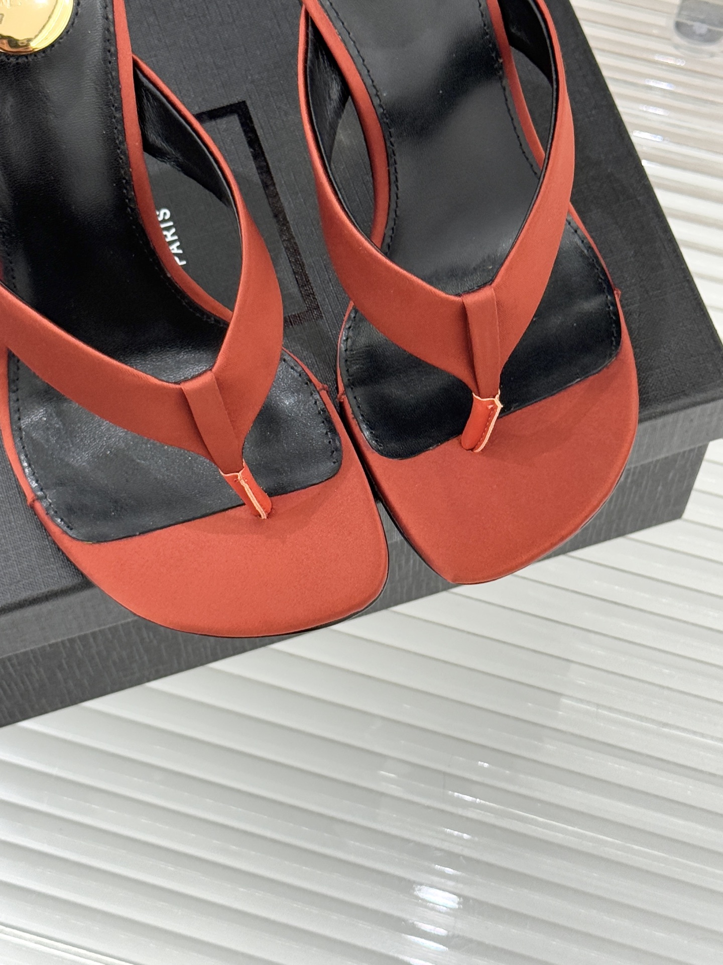 Saint Lauren*YSL圣罗兰26WF新品字母跟高跟夹脚人字拖鞋将法式慵懒与奢感利落融为一体。简