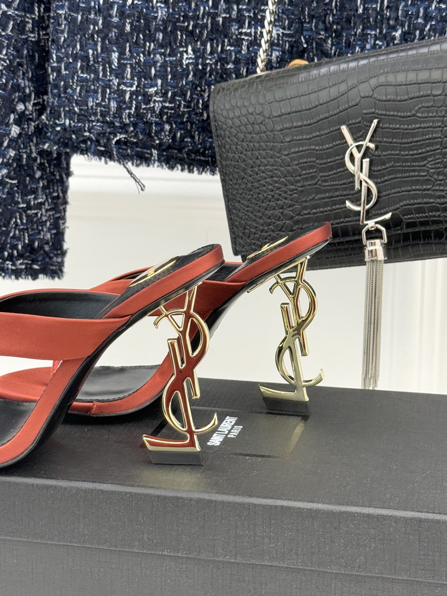 Saint Lauren*YSL圣罗兰26WF新品字母跟高跟夹脚人字拖鞋将法式慵懒与奢感利落融为一体。简