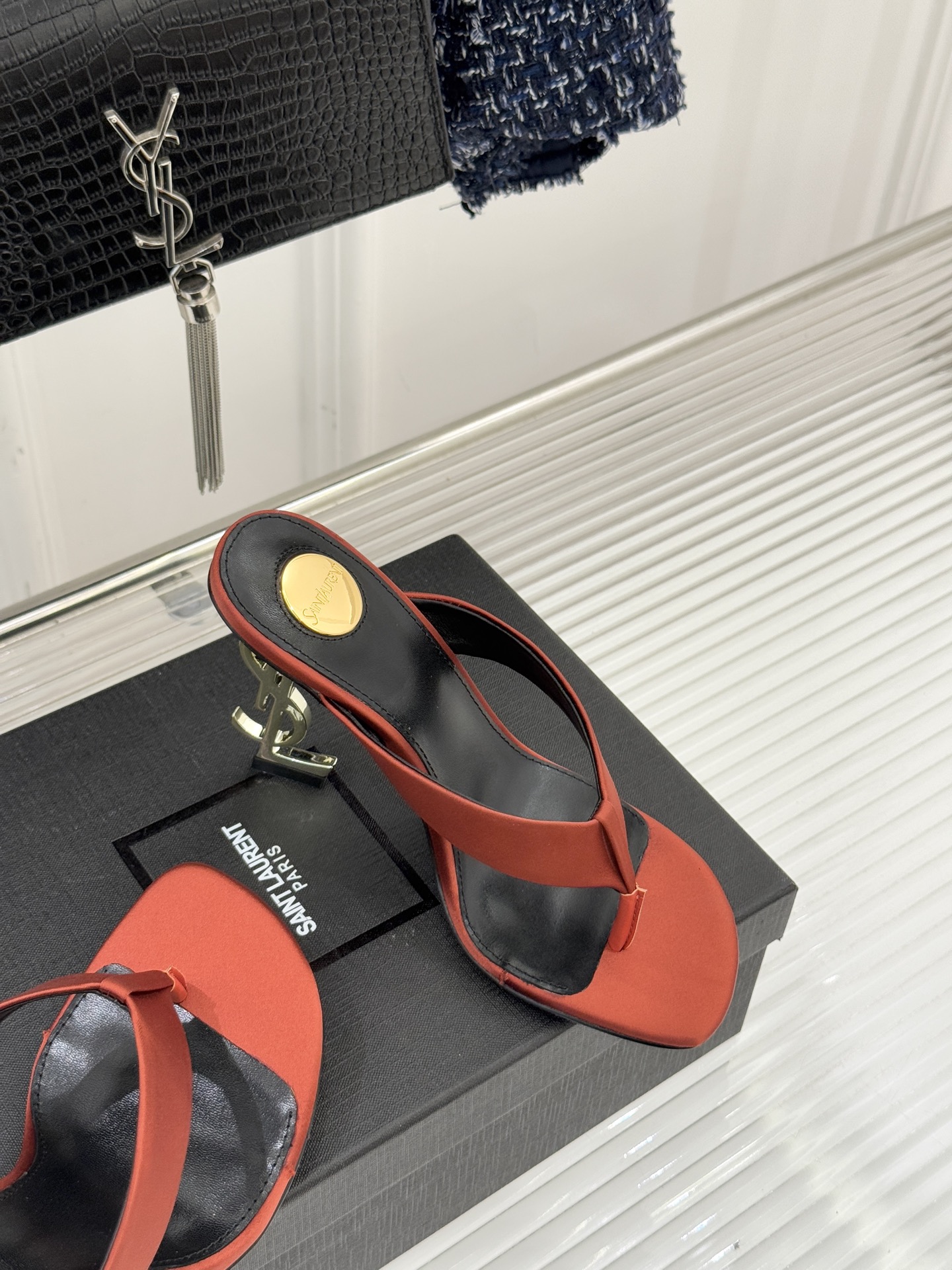 Saint Lauren*YSL圣罗兰26WF新品字母跟高跟夹脚人字拖鞋将法式慵懒与奢感利落融为一体。简