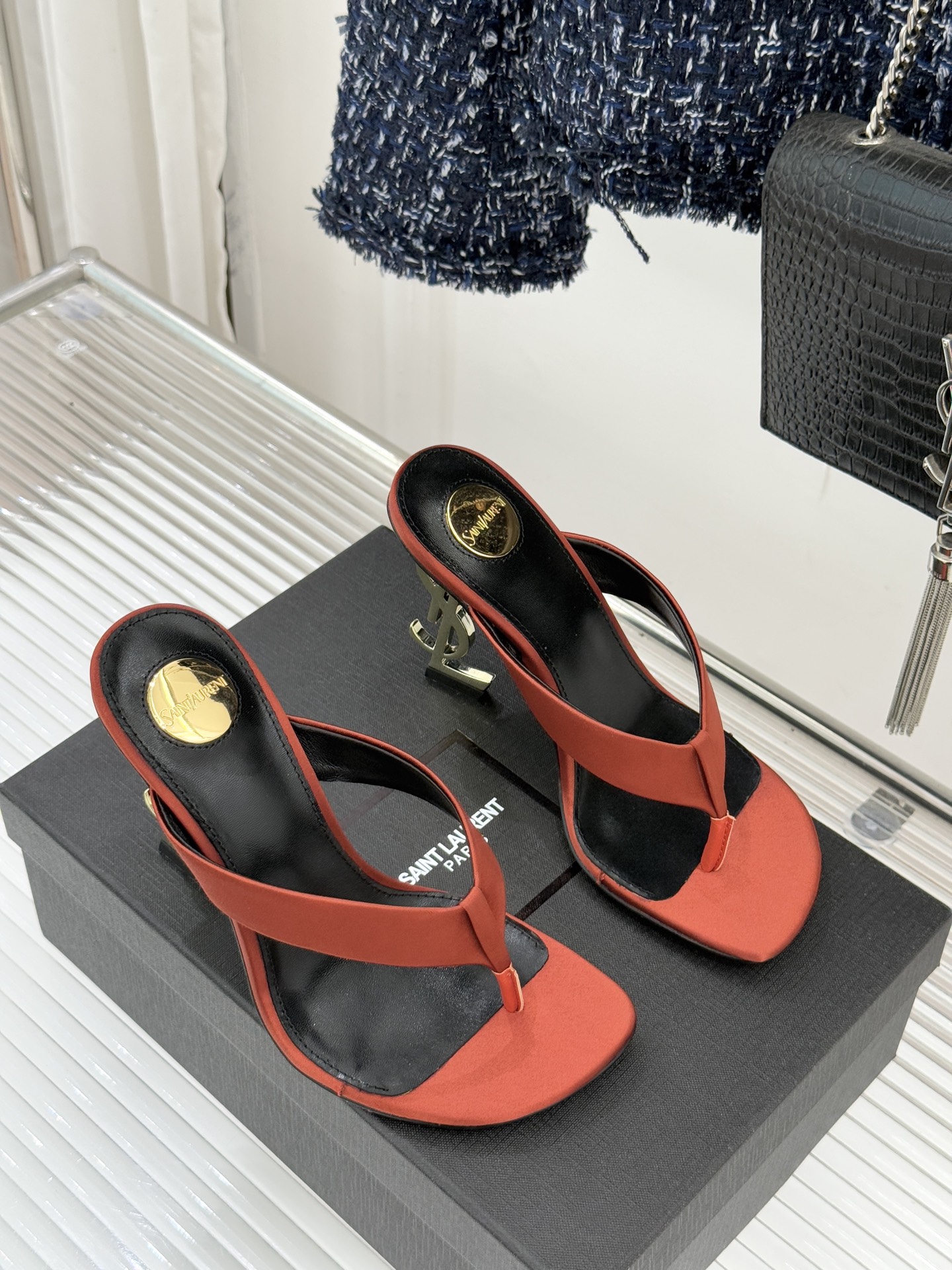 Saint Lauren*YSL圣罗兰26WF新品字母跟高跟夹脚人字拖鞋将法式慵懒与奢感利落融为一体。简