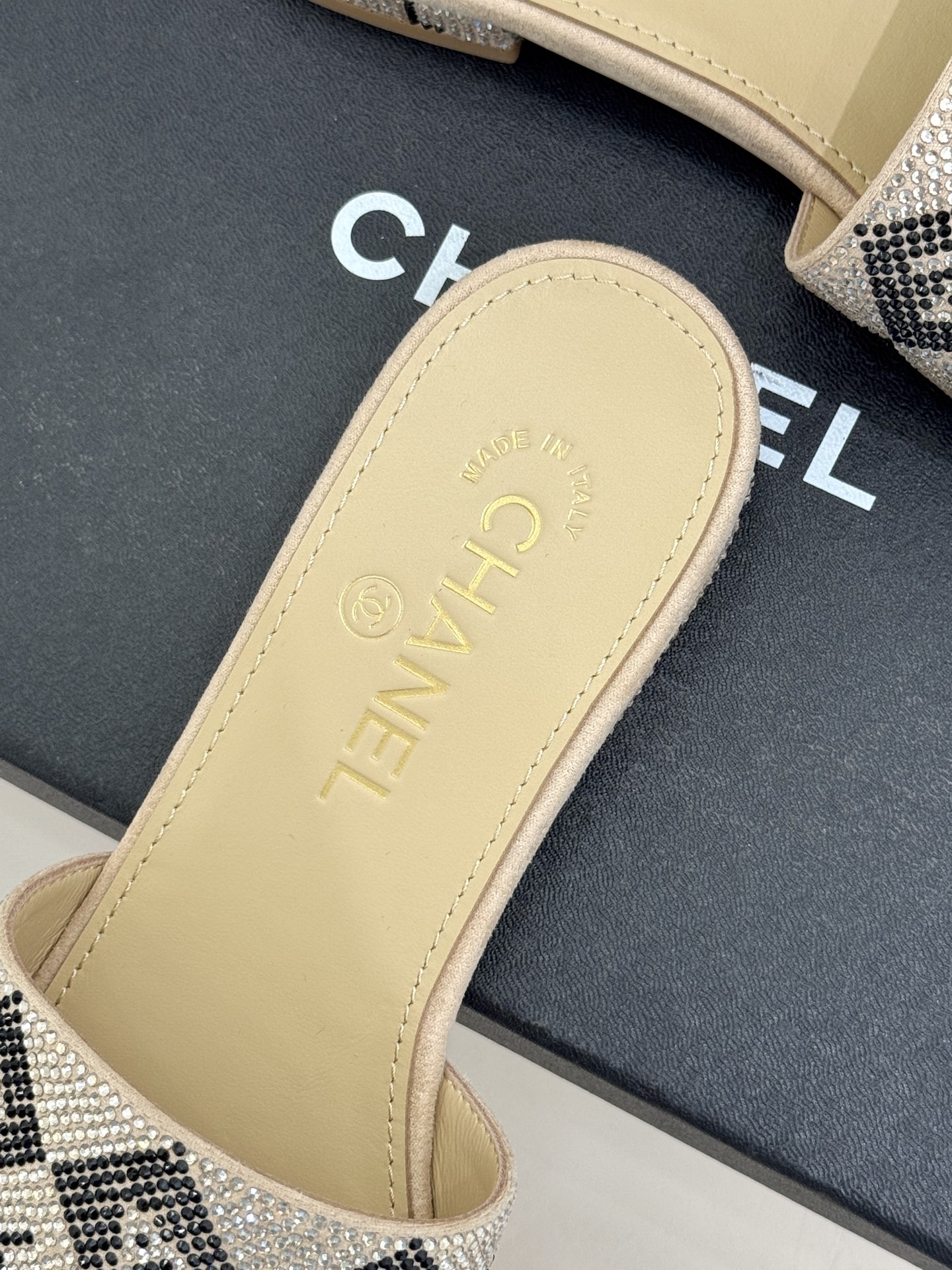 CHANE*｜小香经典水钻字母拖鞋这大概就是传说中公主的水晶鞋吧💎璀璨水钻手工镶嵌双C标识光影流转间尽显