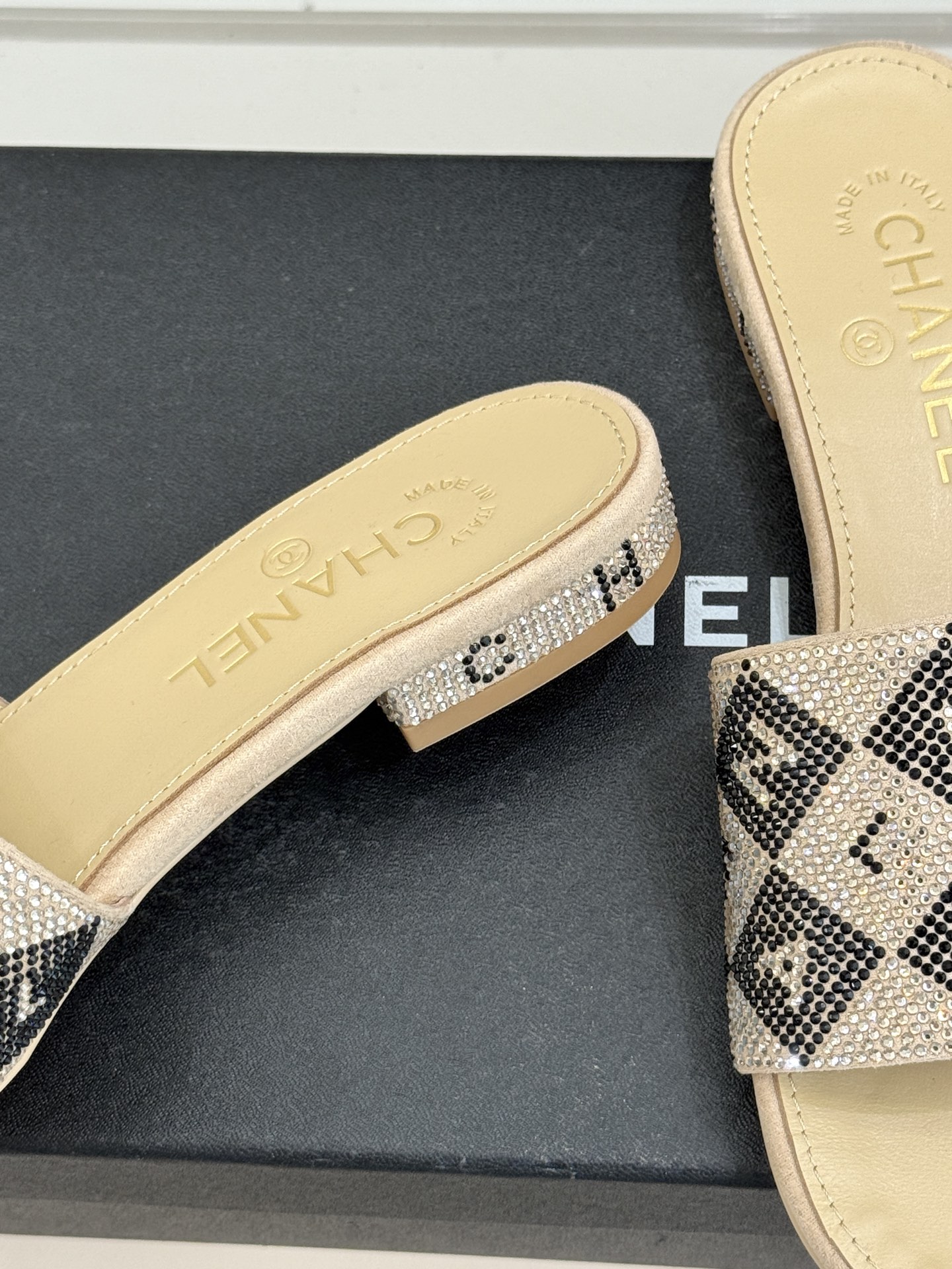 CHANE*｜小香经典水钻字母拖鞋这大概就是传说中公主的水晶鞋吧💎璀璨水钻手工镶嵌双C标识光影流转间尽显