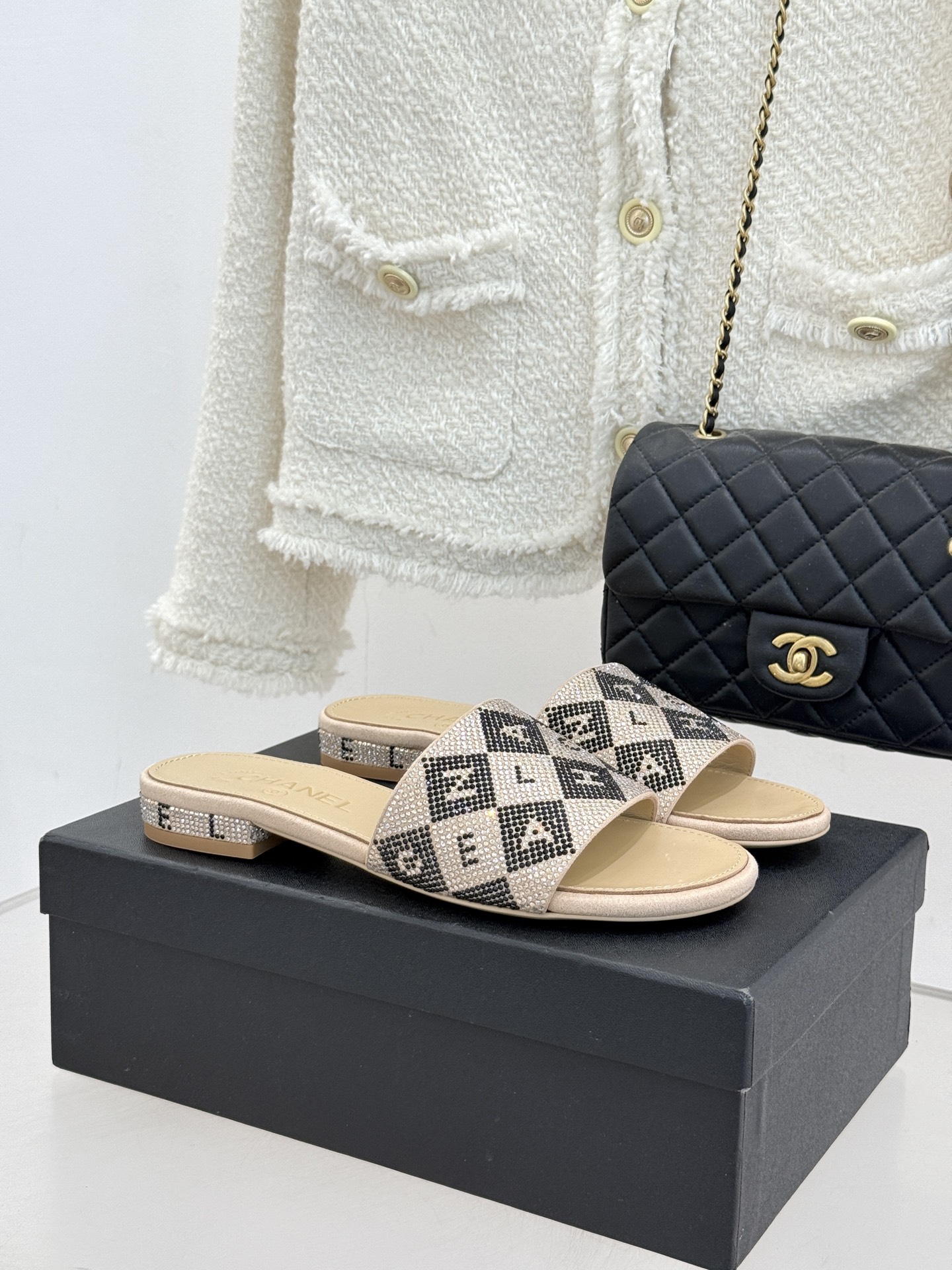 CHANE*｜小香经典水钻字母拖鞋这大概就是传说中公主的水晶鞋吧💎璀璨水钻手工镶嵌双C标识光影流转间尽显