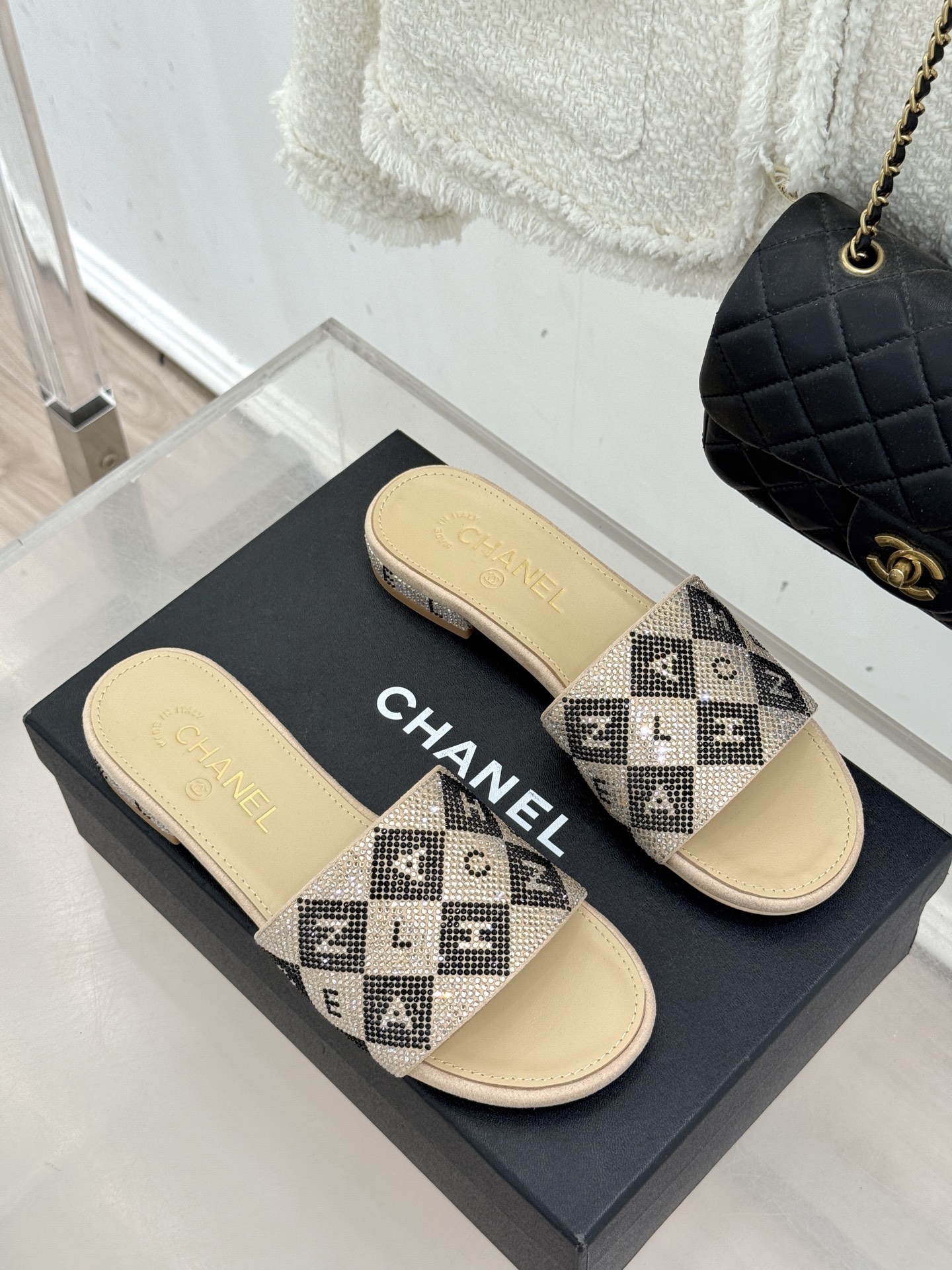 CHANE*｜小香经典水钻字母拖鞋这大概就是传说中公主的水晶鞋吧💎璀璨水钻手工镶嵌双C标识光影流转间尽显