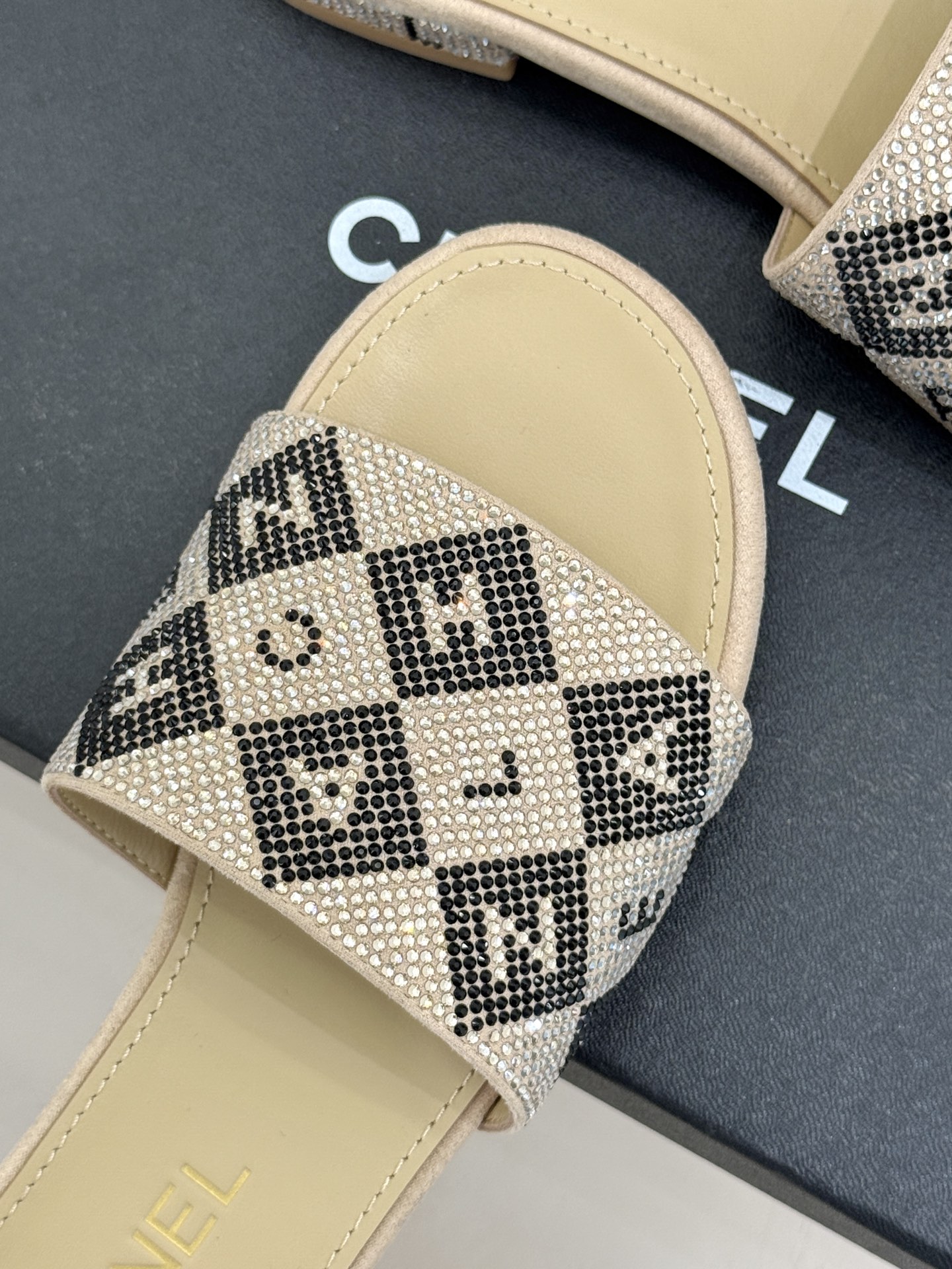 CHANE*｜小香经典水钻字母拖鞋这大概就是传说中公主的水晶鞋吧💎璀璨水钻手工镶嵌双C标识光影流转间尽显