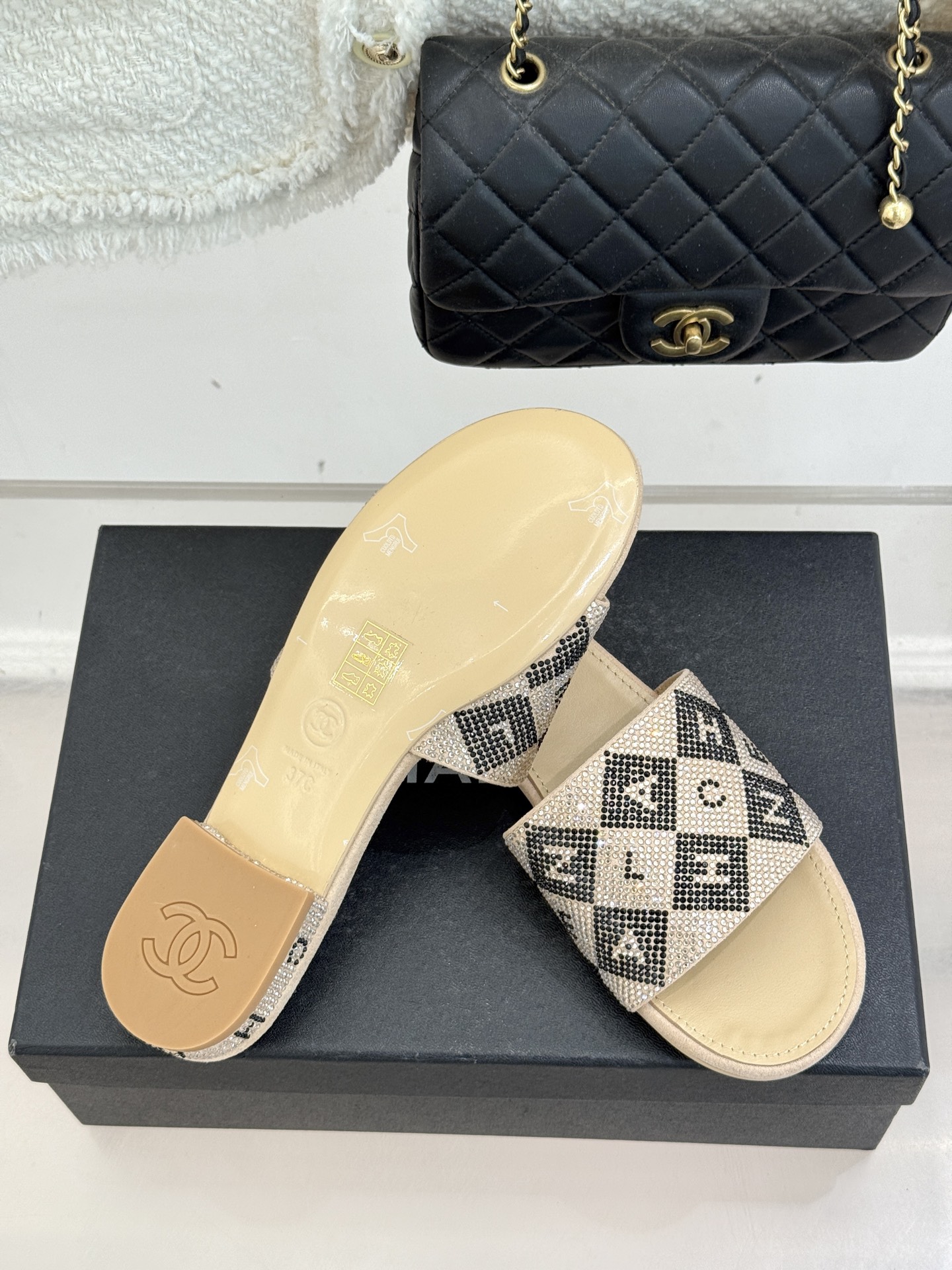 CHANE*｜小香经典水钻字母拖鞋这大概就是传说中公主的水晶鞋吧💎璀璨水钻手工镶嵌双C标识光影流转间尽显