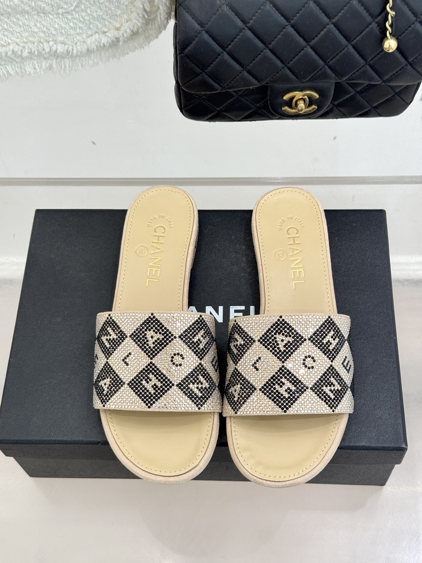 CHANE*｜小香经典水钻字母拖鞋这大概就是传说中公主的水晶鞋吧💎璀璨水钻手工镶嵌双C标识光影流转间尽显