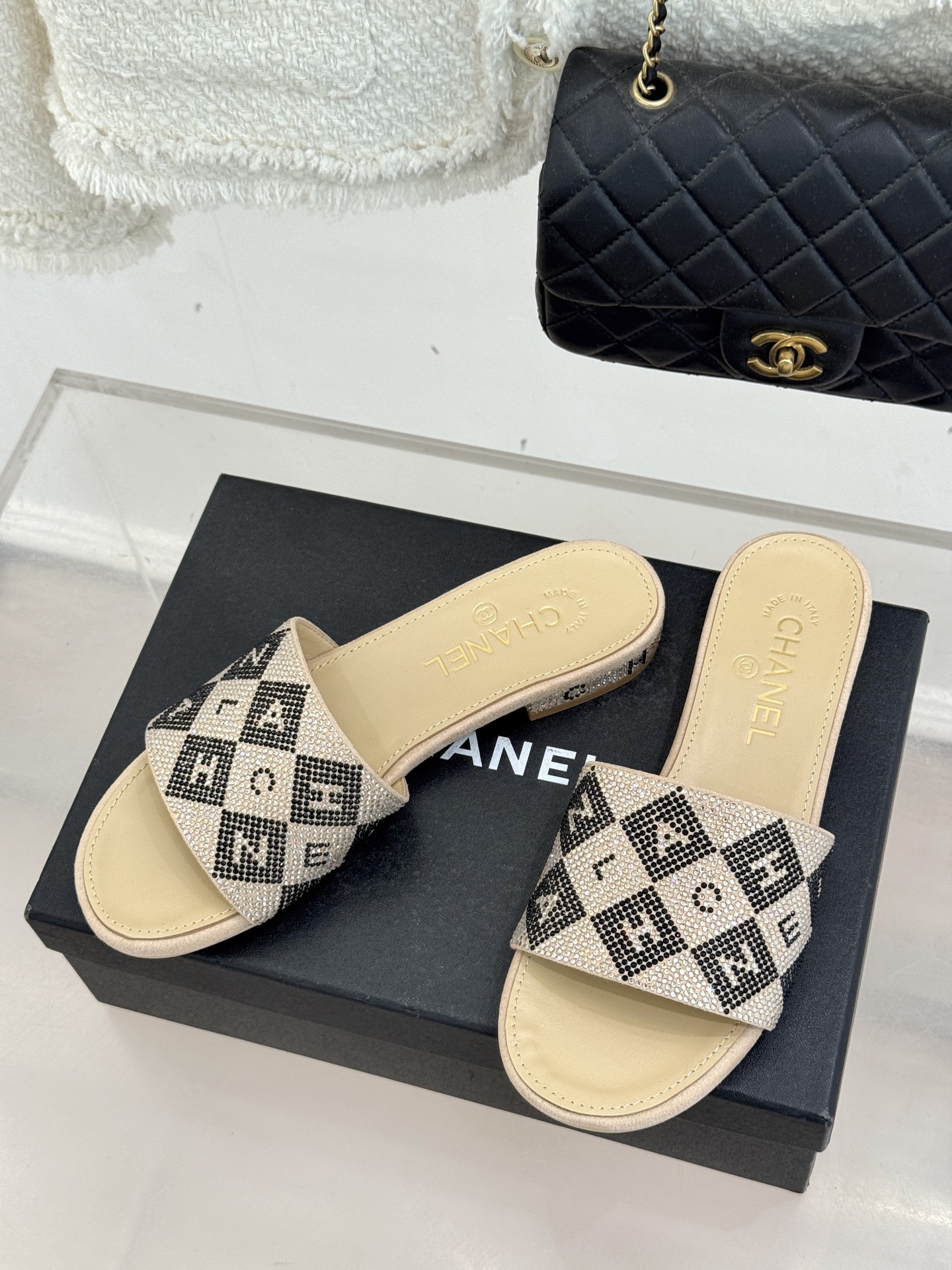 CHANE*｜小香经典水钻字母拖鞋这大概就是传说中公主的水晶鞋吧💎璀璨水钻手工镶嵌双C标识光影流转间尽显