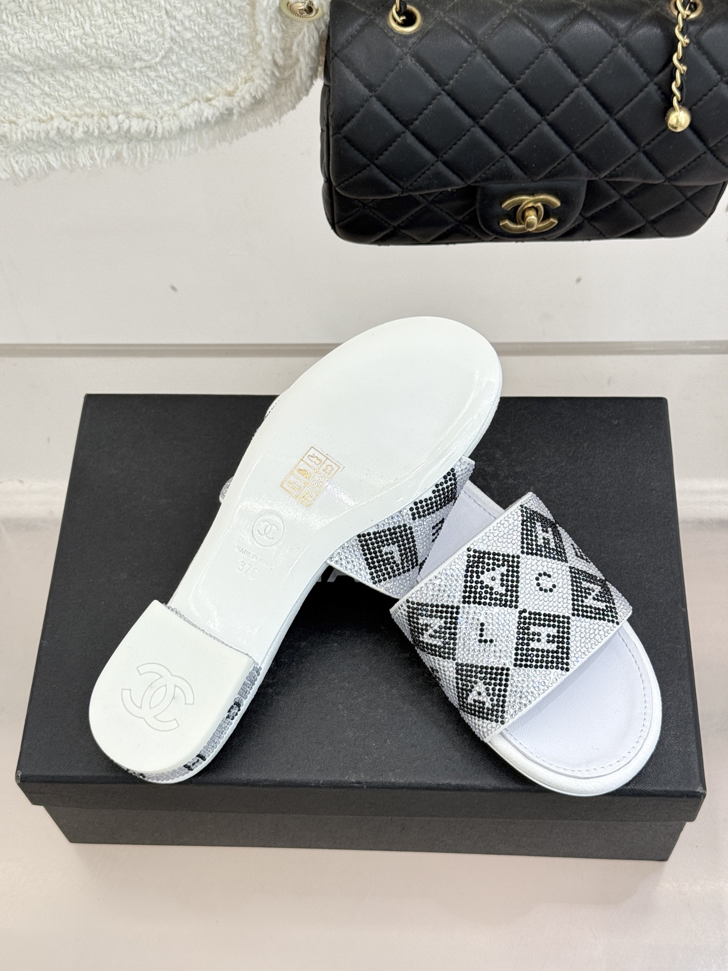 CHANE*｜小香经典水钻字母拖鞋这大概就是传说中公主的水晶鞋吧💎璀璨水钻手工镶嵌双C标识光影流转间尽显