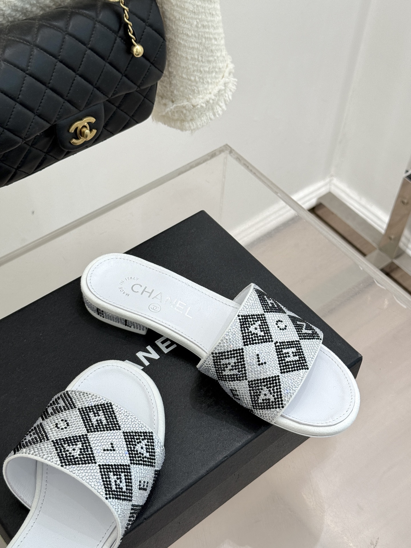 CHANE*｜小香经典水钻字母拖鞋这大概就是传说中公主的水晶鞋吧💎璀璨水钻手工镶嵌双C标识光影流转间尽显