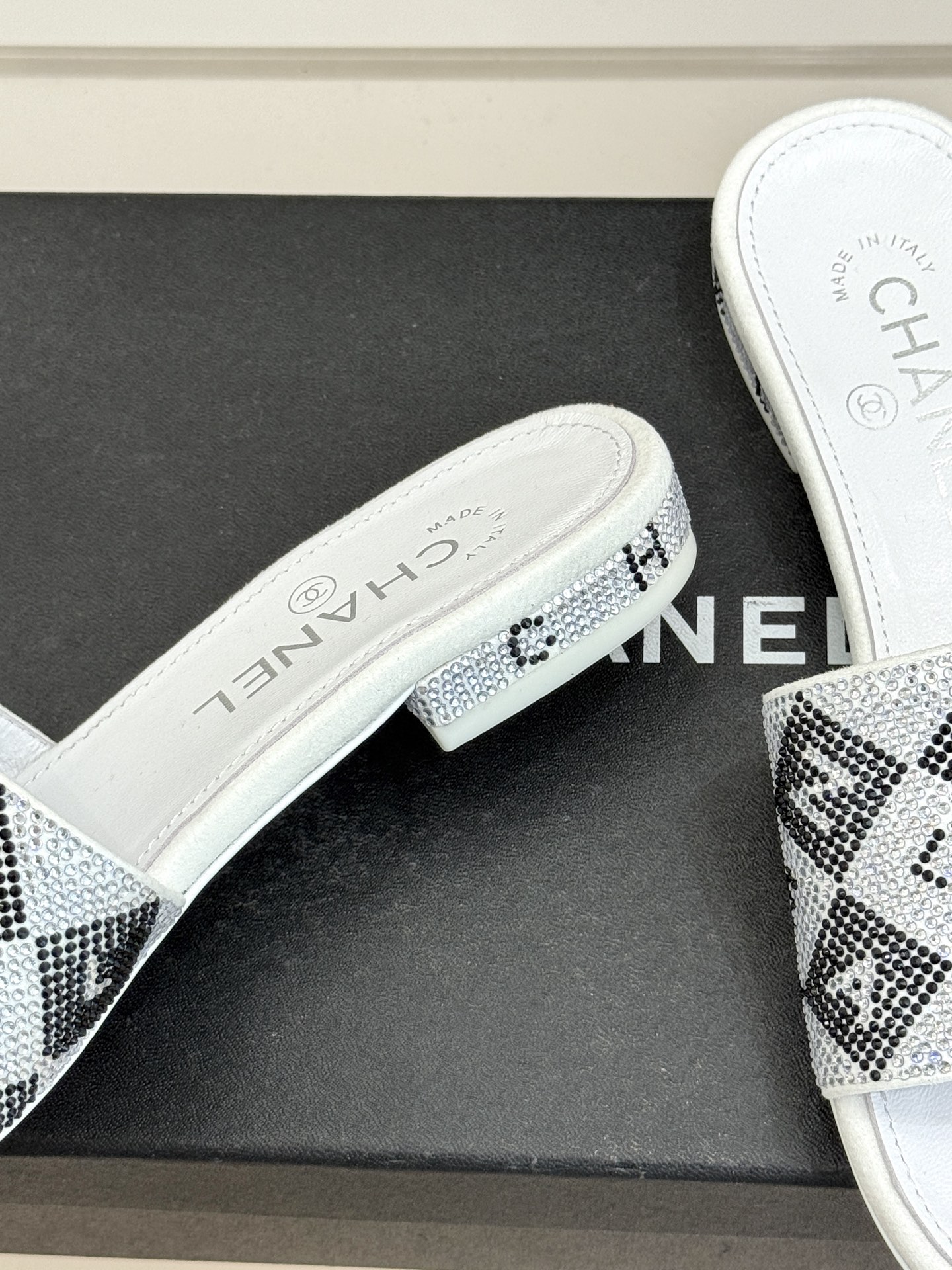 CHANE*｜小香经典水钻字母拖鞋这大概就是传说中公主的水晶鞋吧💎璀璨水钻手工镶嵌双C标识光影流转间尽显