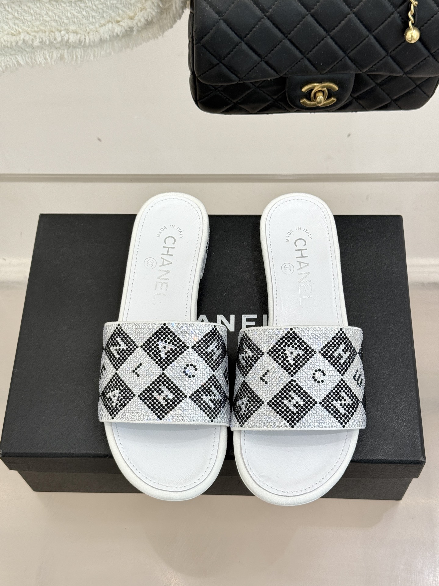 CHANE*｜小香经典水钻字母拖鞋这大概就是传说中公主的水晶鞋吧💎璀璨水钻手工镶嵌双C标识光影流转间尽显