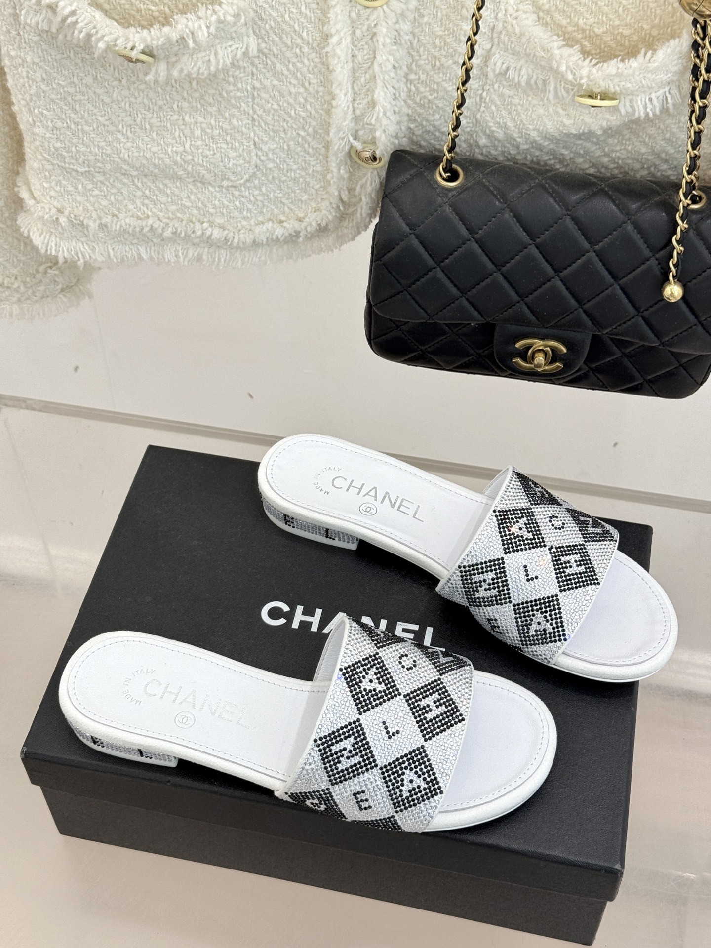 CHANE*｜小香经典水钻字母拖鞋这大概就是传说中公主的水晶鞋吧💎璀璨水钻手工镶嵌双C标识光影流转间尽显