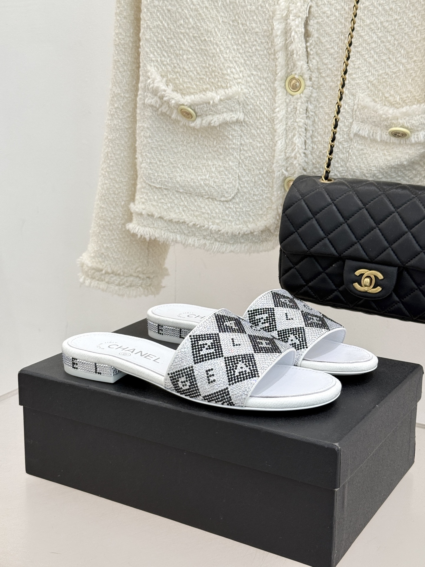 CHANE*｜小香经典水钻字母拖鞋这大概就是传说中公主的水晶鞋吧💎璀璨水钻手工镶嵌双C标识光影流转间尽显