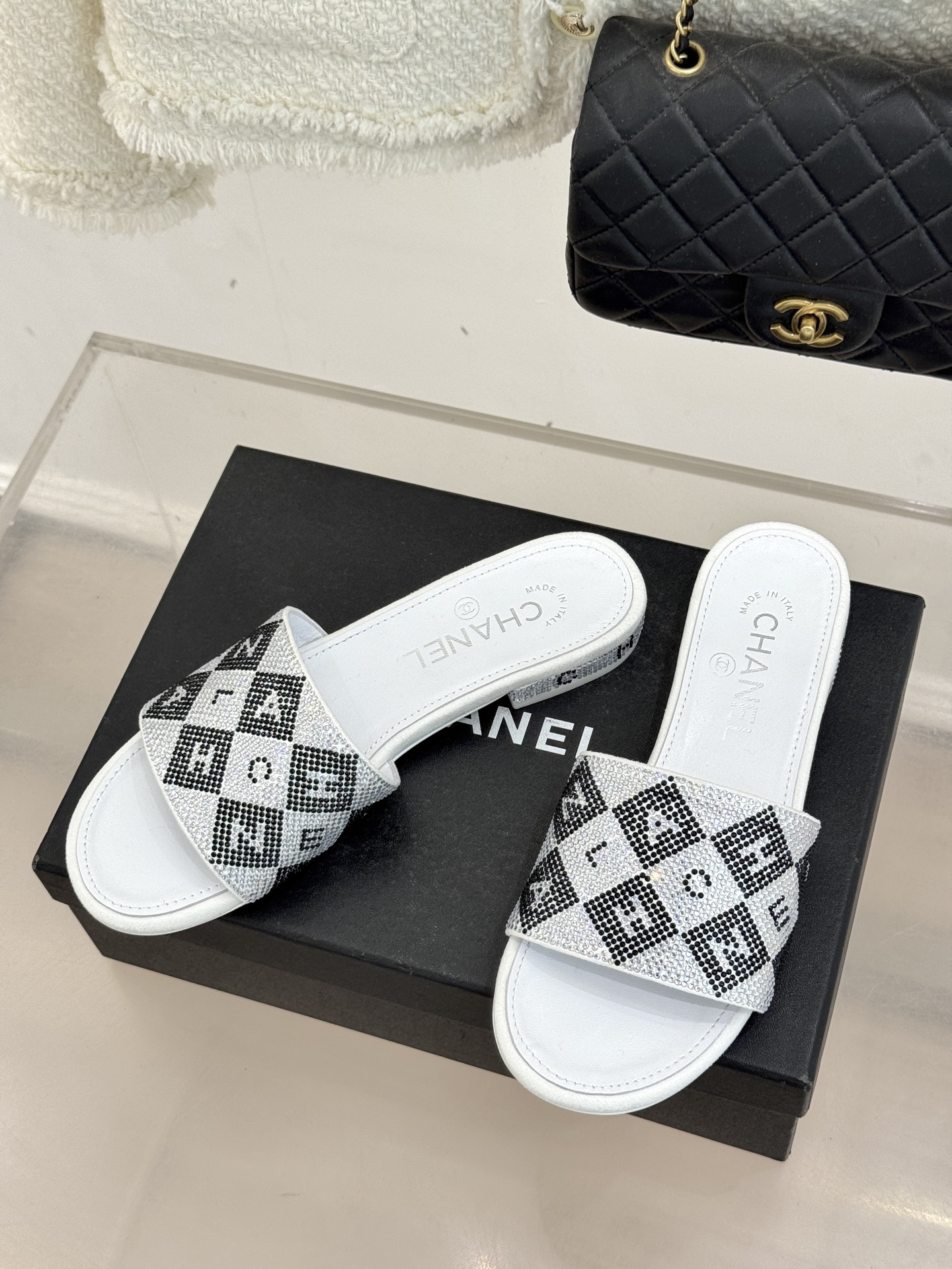 CHANE*｜小香经典水钻字母拖鞋这大概就是传说中公主的水晶鞋吧💎璀璨水钻手工镶嵌双C标识光影流转间尽显