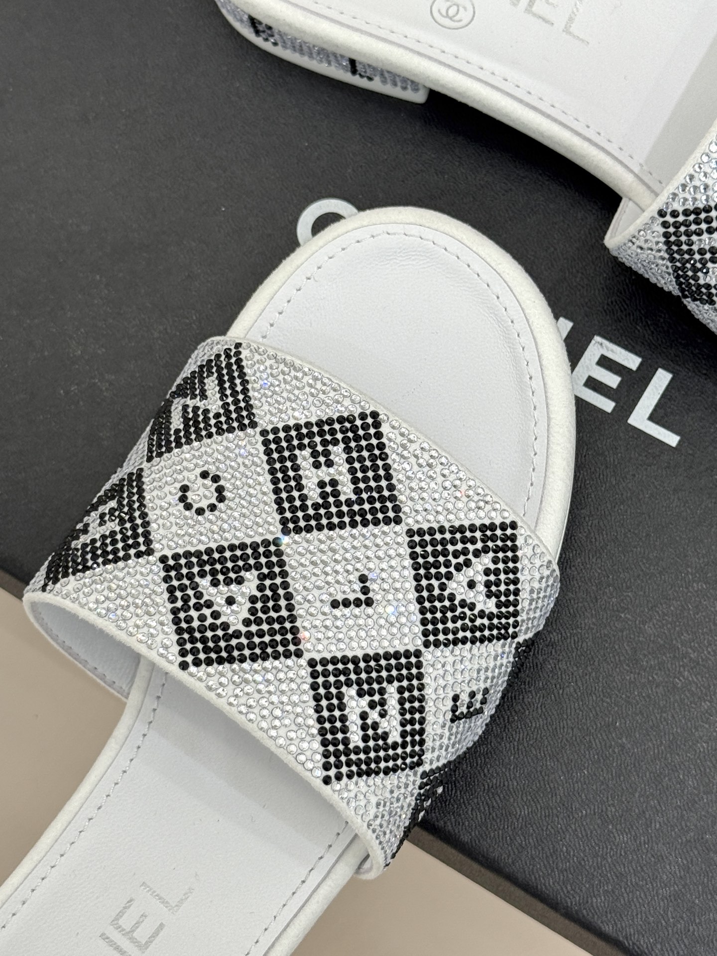 CHANE*｜小香经典水钻字母拖鞋这大概就是传说中公主的水晶鞋吧💎璀璨水钻手工镶嵌双C标识光影流转间尽显