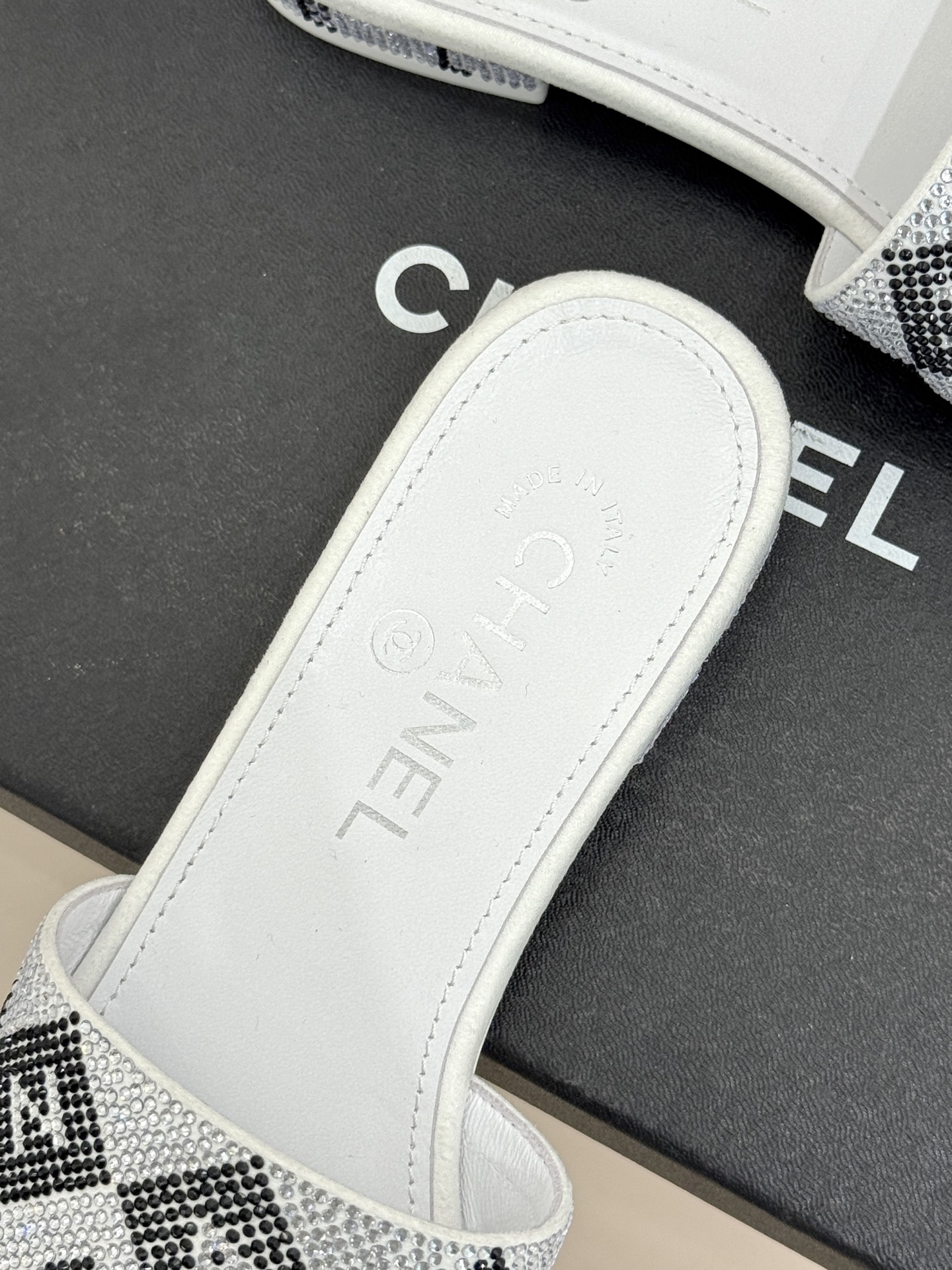 CHANE*｜小香经典水钻字母拖鞋这大概就是传说中公主的水晶鞋吧💎璀璨水钻手工镶嵌双C标识光影流转间尽显