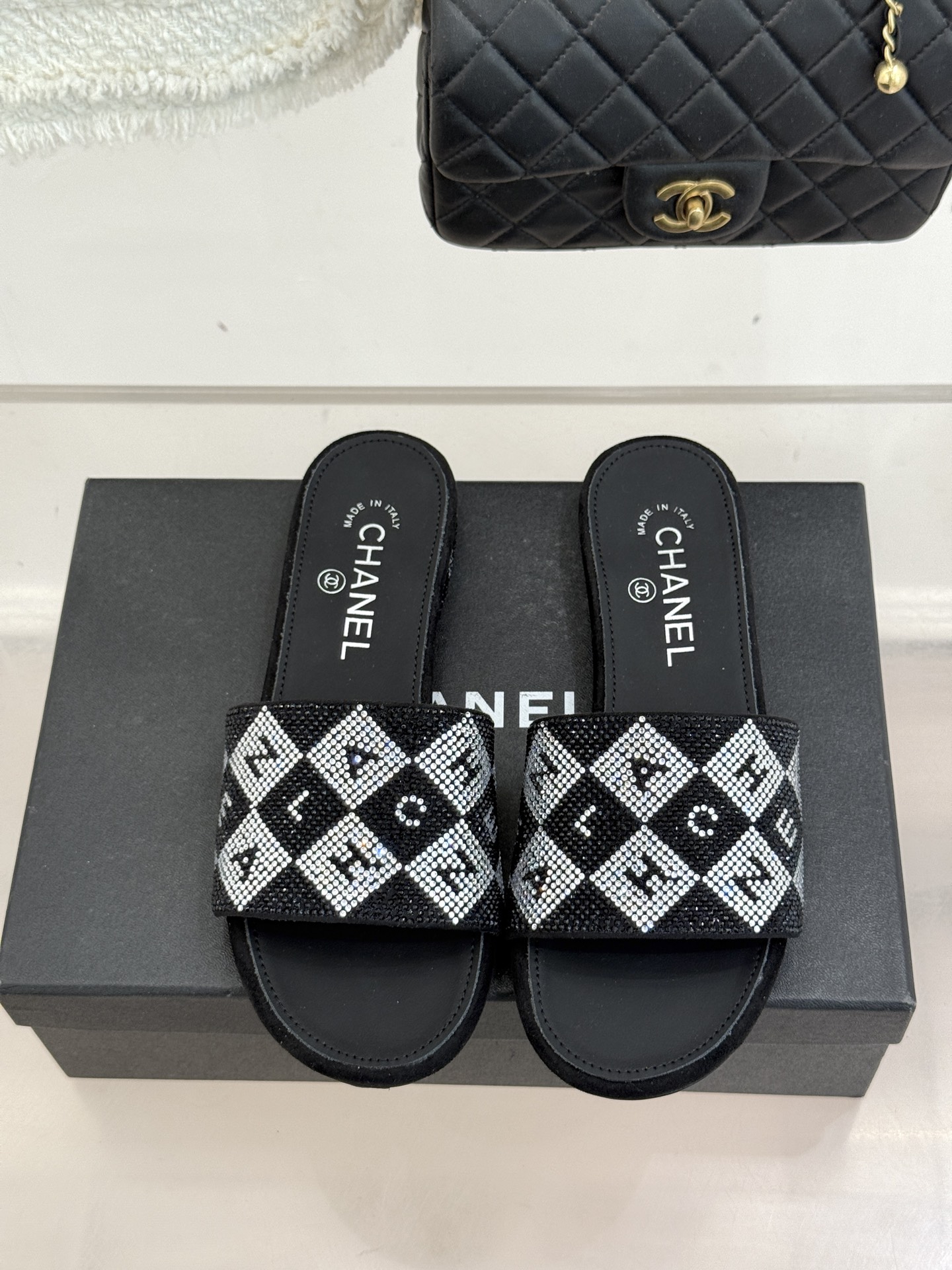 CHANE*｜小香经典水钻字母拖鞋这大概就是传说中公主的水晶鞋吧💎璀璨水钻手工镶嵌双C标识光影流转间尽显