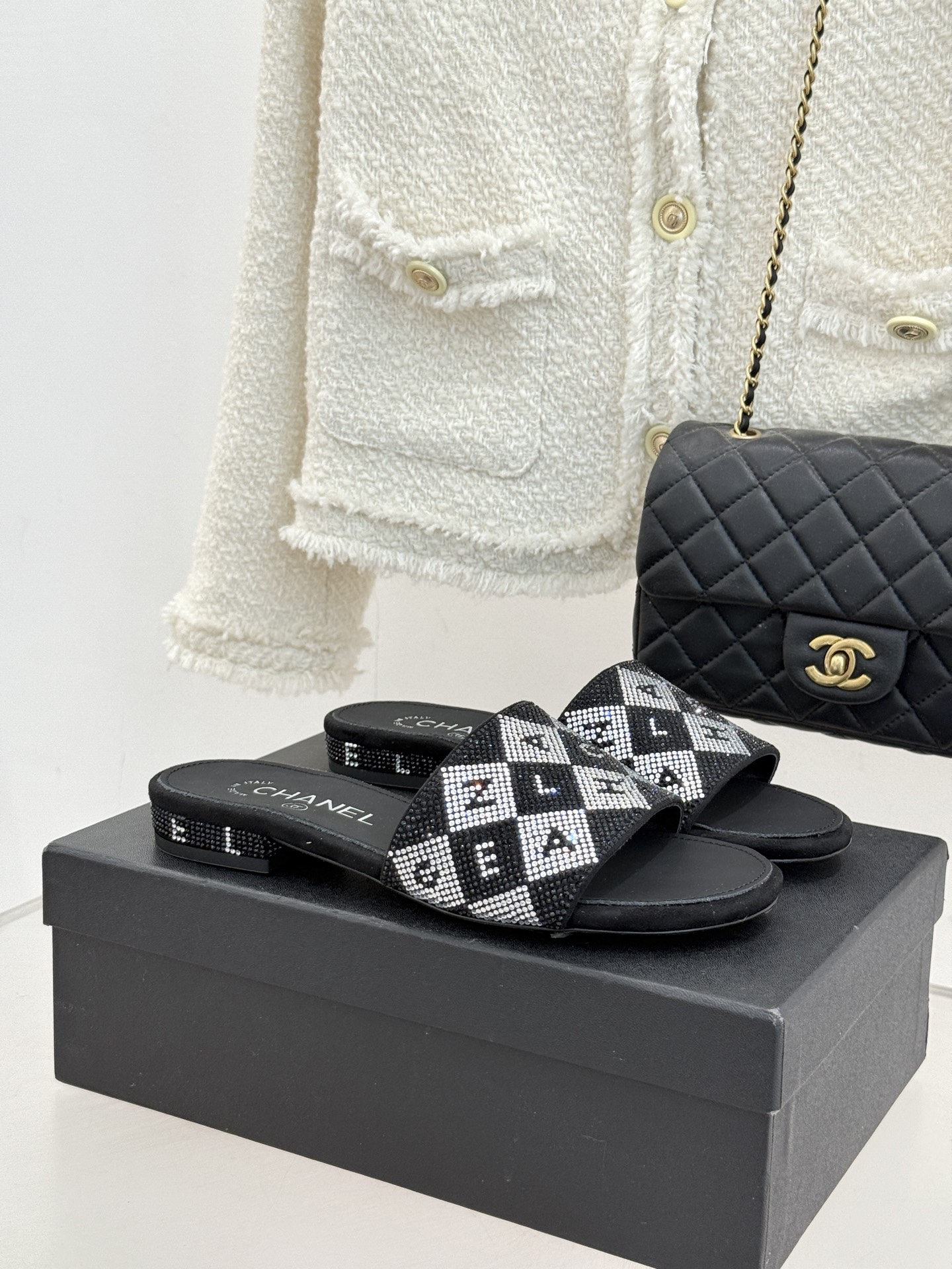 NO:723923,Chanel's new hot diamond slippers series!  The upper is drilled and the lining is made of sheepskin. Italian imported genuine leather outsole size 35-39 (customized 40/41), slippers, chanel, slippers, sheepskin, Leather soles19860909Chanel 新款烫钻拖鞋系列！ 鞋面钻面 内里踮脚均为羊皮 意大利进口真皮大底 size35-39（40/41定制）,拖鞋,chanel,slippers,sheepskin,Leather soles,Women's Shoes