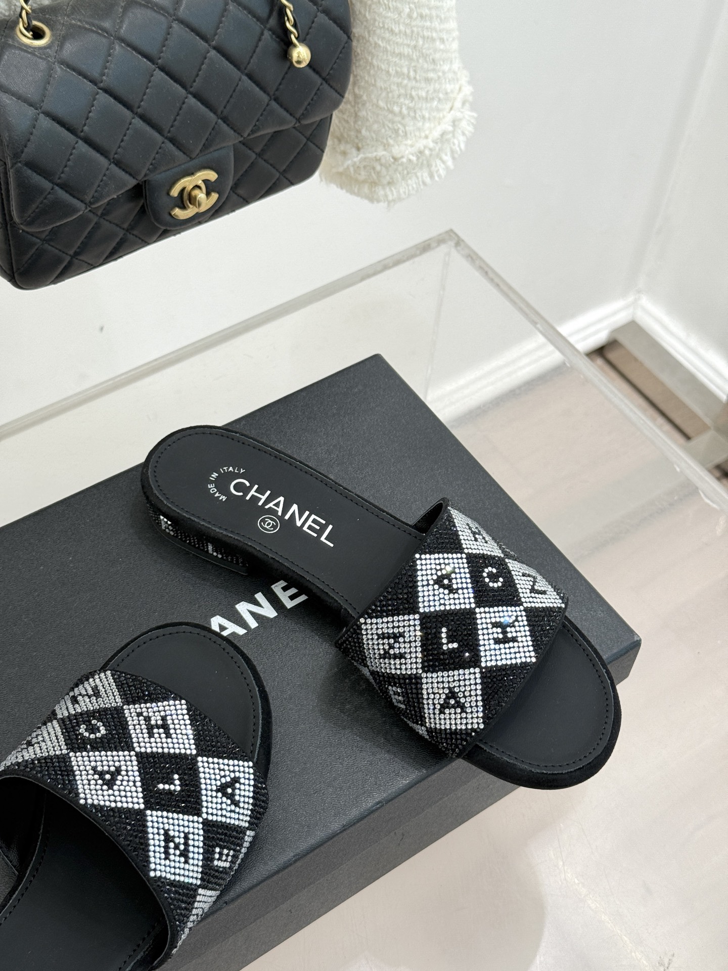 CHANE*｜小香经典水钻字母拖鞋这大概就是传说中公主的水晶鞋吧💎璀璨水钻手工镶嵌双C标识光影流转间尽显