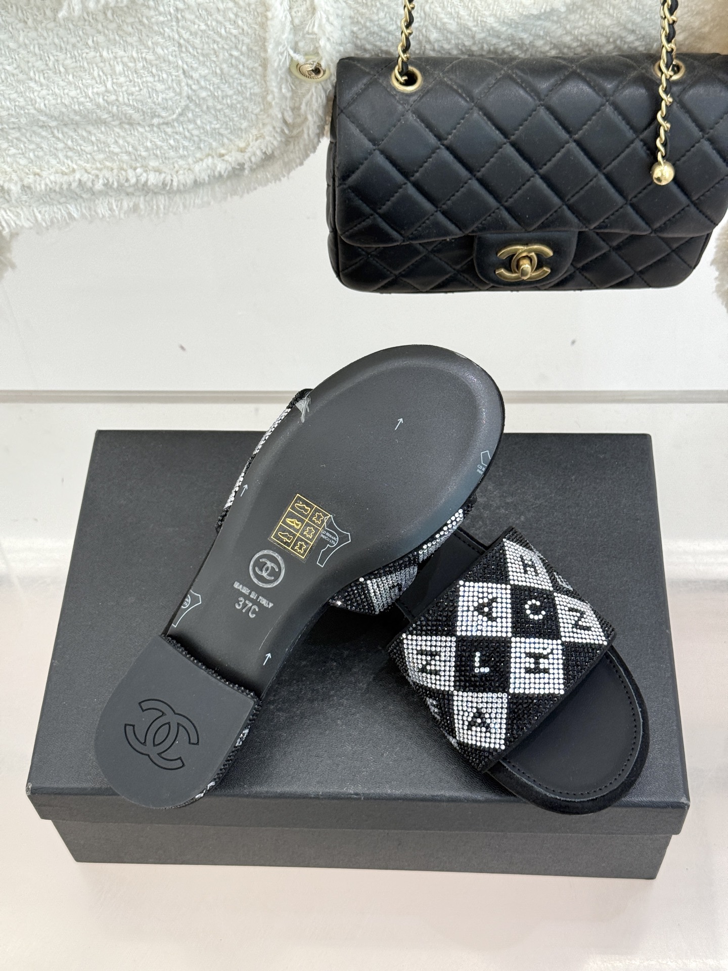 CHANE*｜小香经典水钻字母拖鞋这大概就是传说中公主的水晶鞋吧💎璀璨水钻手工镶嵌双C标识光影流转间尽显